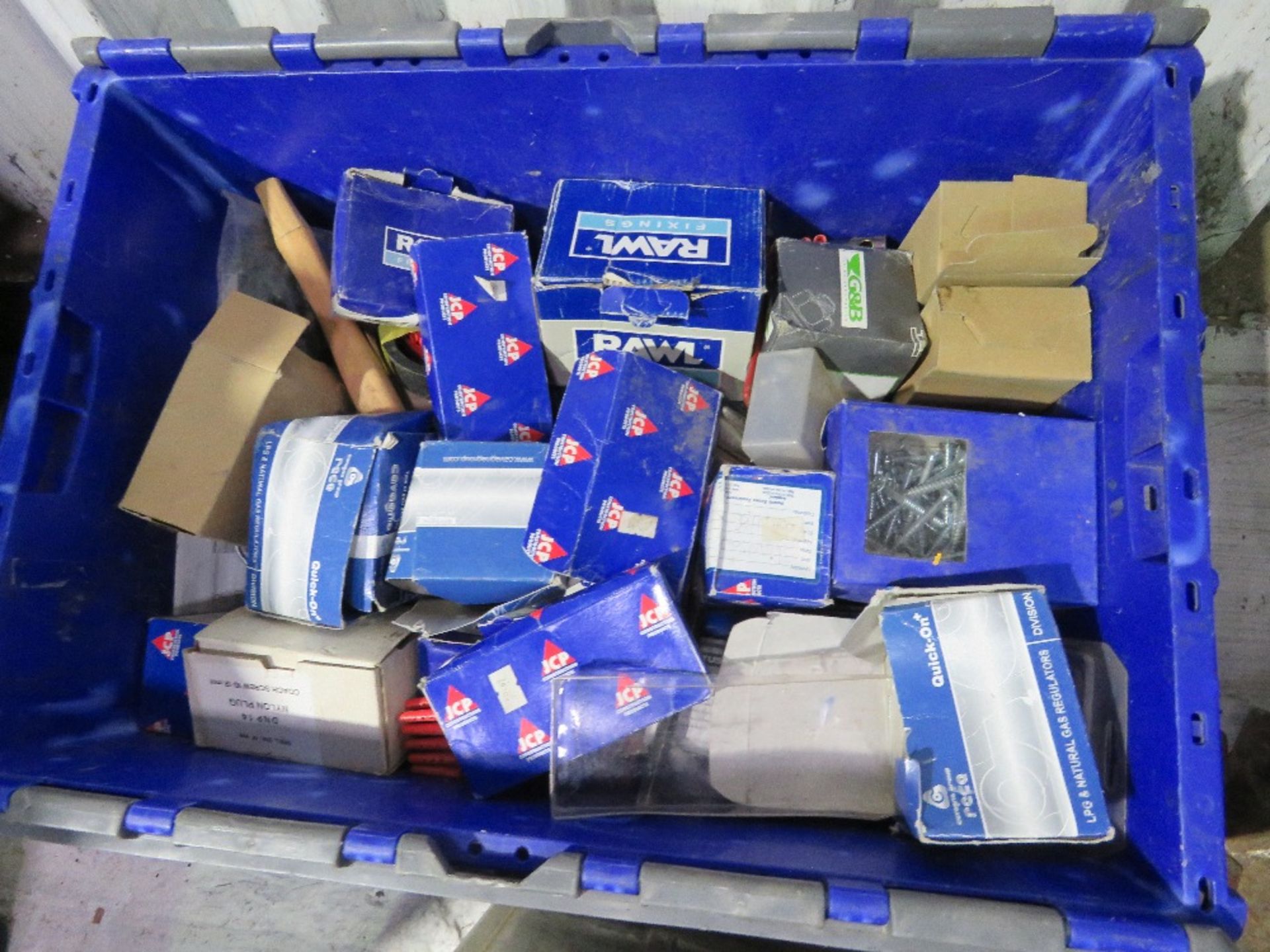 QUANTITY OF ASSORTED SCREWS AND FASTENINGS.....THIS LOT IS SOLD UNDER THE AUCTIONEERS MARGIN SCHEME, - Image 5 of 5