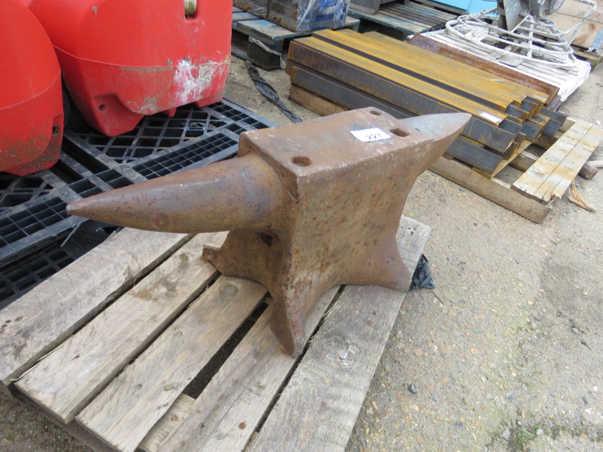 DOUBLE ENDED BLACKSMITH'S ANVIL 87CM TOTAL WIDTH APPROX.