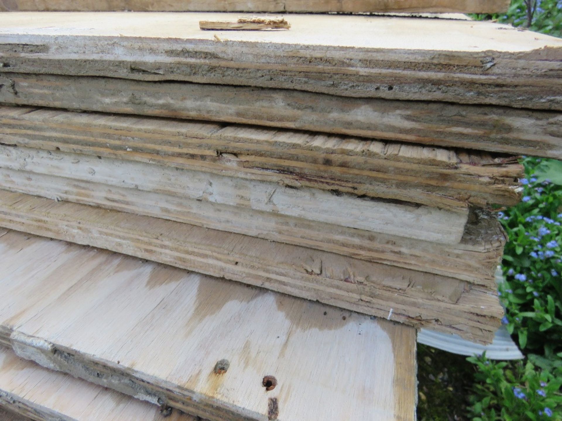STACK OF APPROXIMATELY 25NO PRE USED PLYWOOD SHEETS, ASSORTED SIZES, FULL AND PART SHEETS. SOURCED F - Image 2 of 4