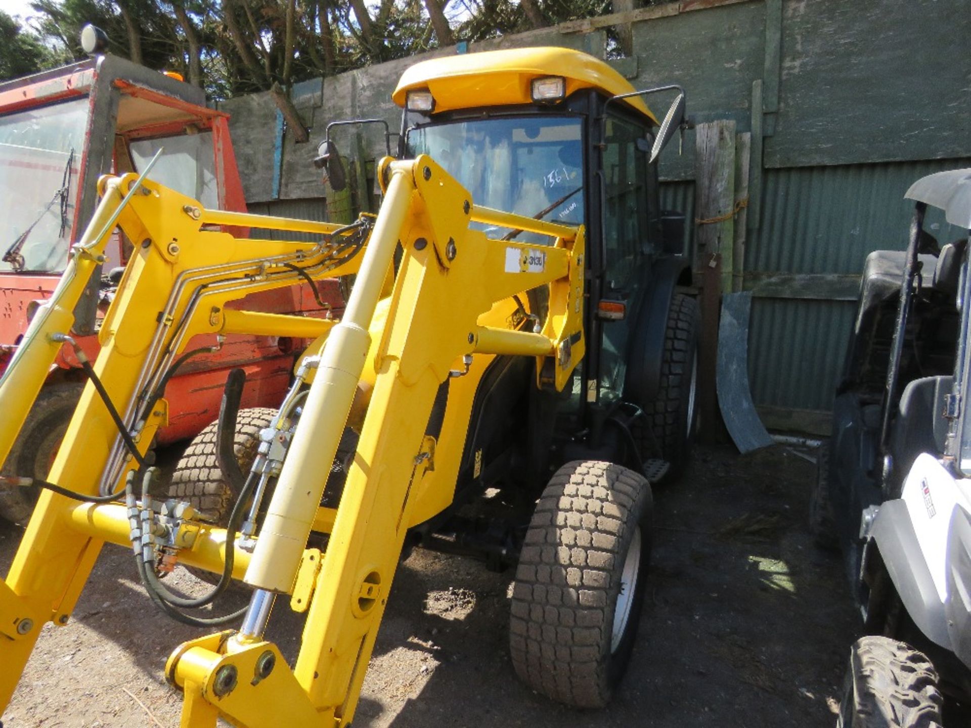 JCB 354 4WD 50HP TRACTOR WITH POWER LOADER ON GRASS TYRES REG:LF57 FSY. YEAR 2008 APPROX WITH V5. 1 - Bild 3 aus 25