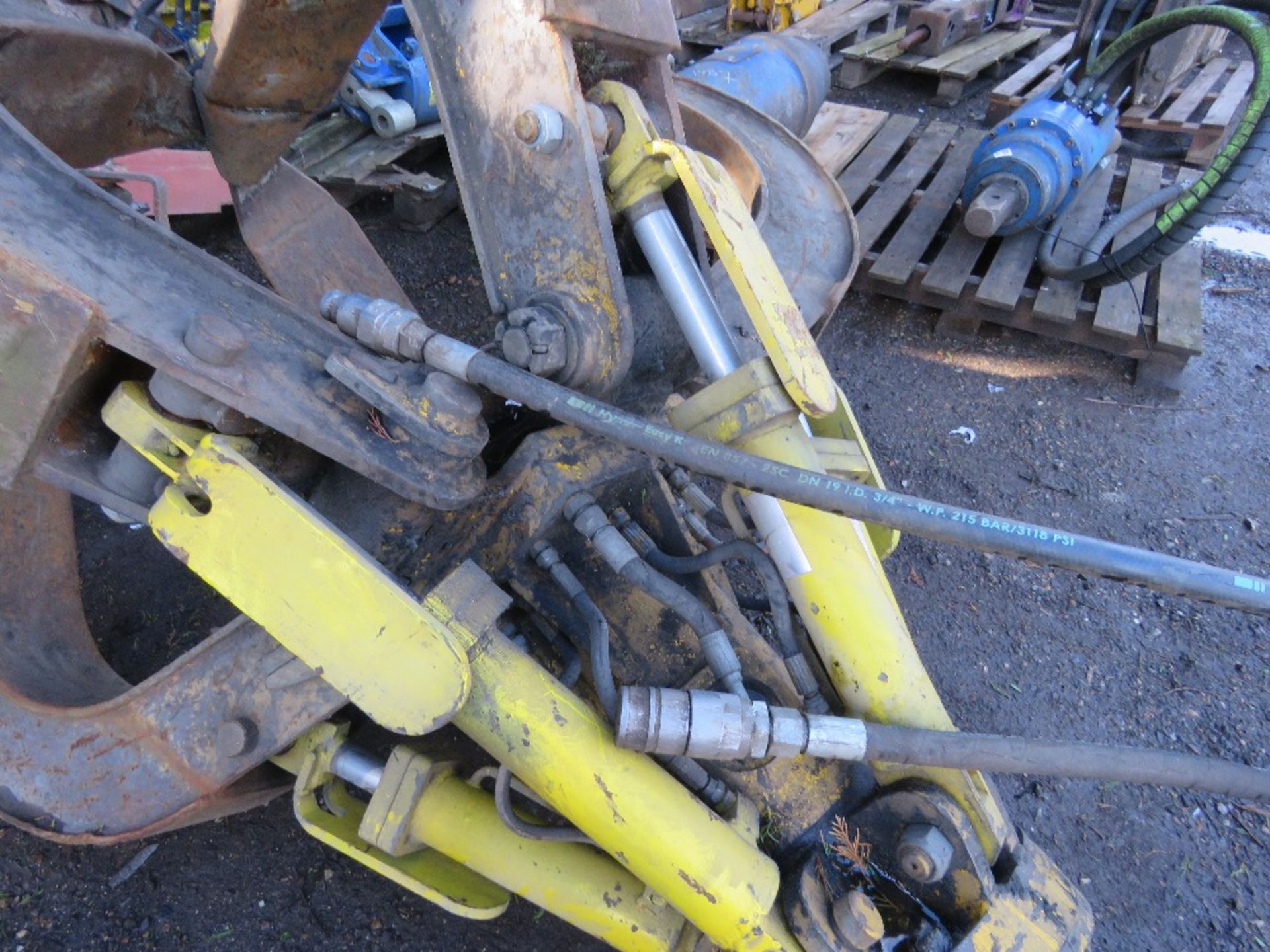 EXCAVATOR MOUNTED 5 TINE SCRAP GRAB WITH ROTATOR ON 65MM PINS, RAMS DONE LITTLE WORK SINCE REFURBISH - Image 6 of 6