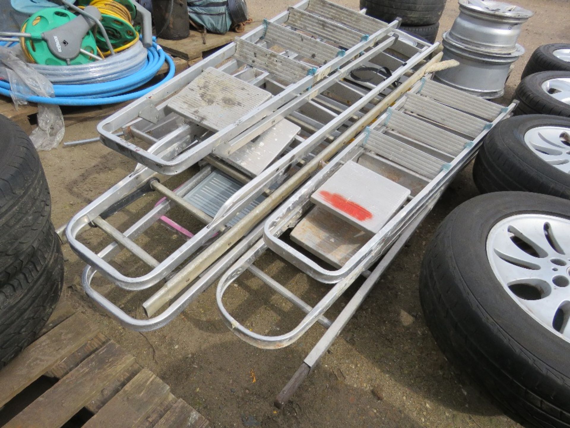 8NO ASSORTED ALLOY STEP LADDERS AND LADDERS AS SHOWN. - Bild 4 aus 5