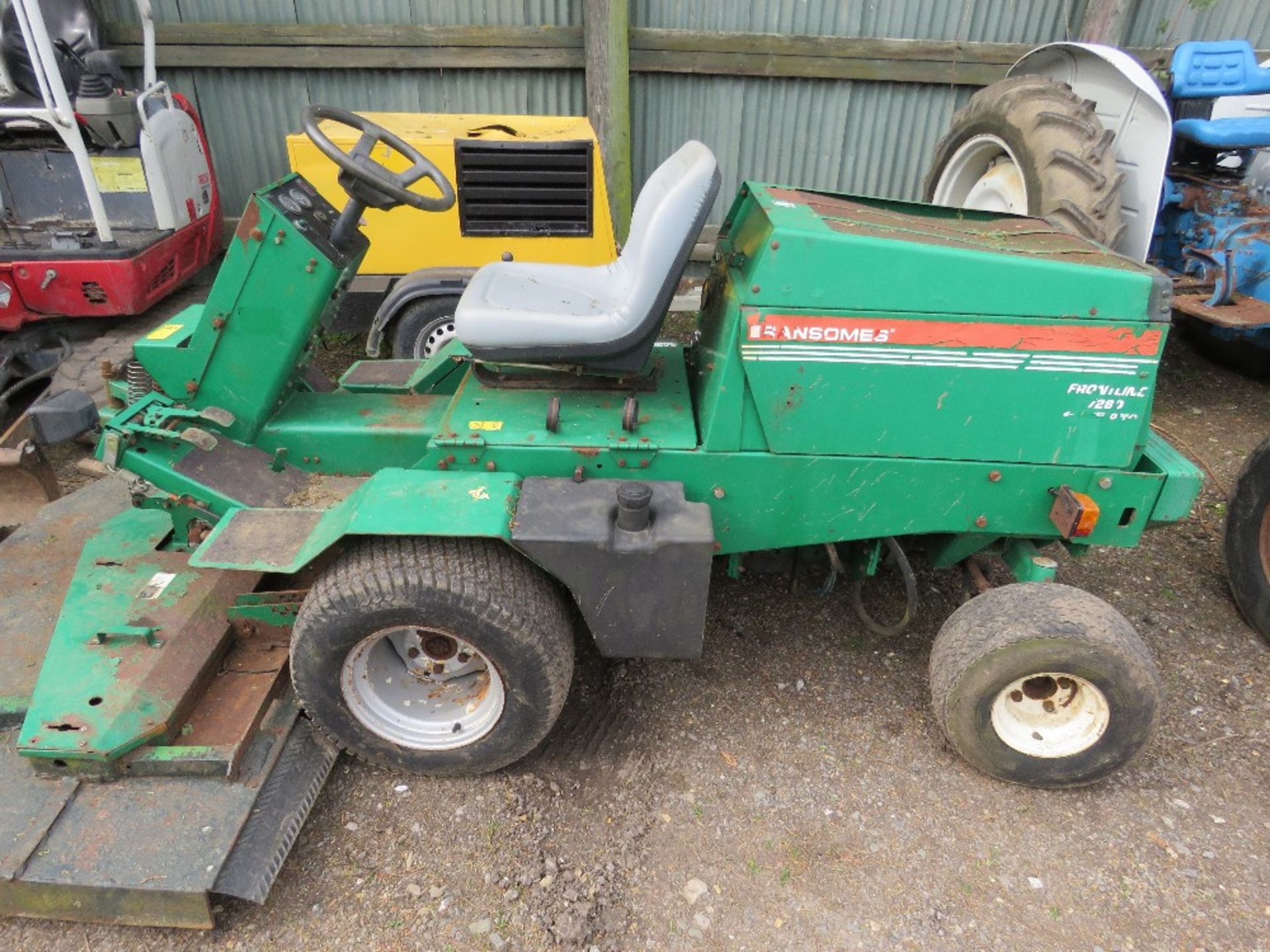 RANSOMES FRONTLINE 728D OUTFRONT RIDE ON MOWER. 4WD. 6FT CUT APPROX. WHEN TESTED WAS SEEN TO RUN AND - Image 4 of 8