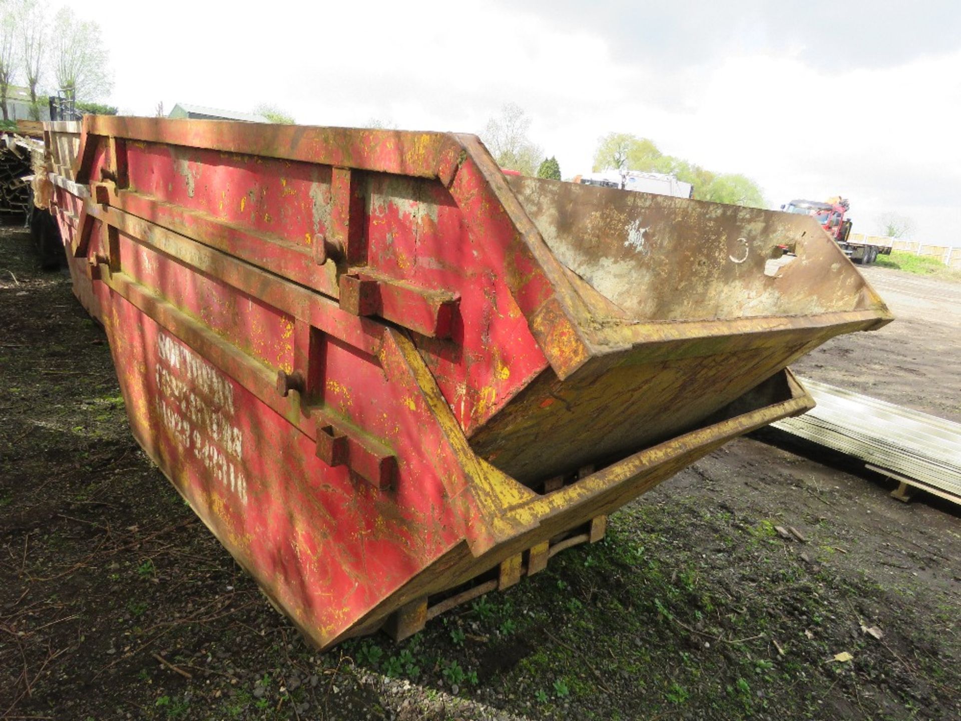 2NO CHAIN LIFT WASTE SKIPS, 8 YARD CAPACITY APPROX. SOURCED FROM COMPANY LIQUIDATION. - Image 2 of 5