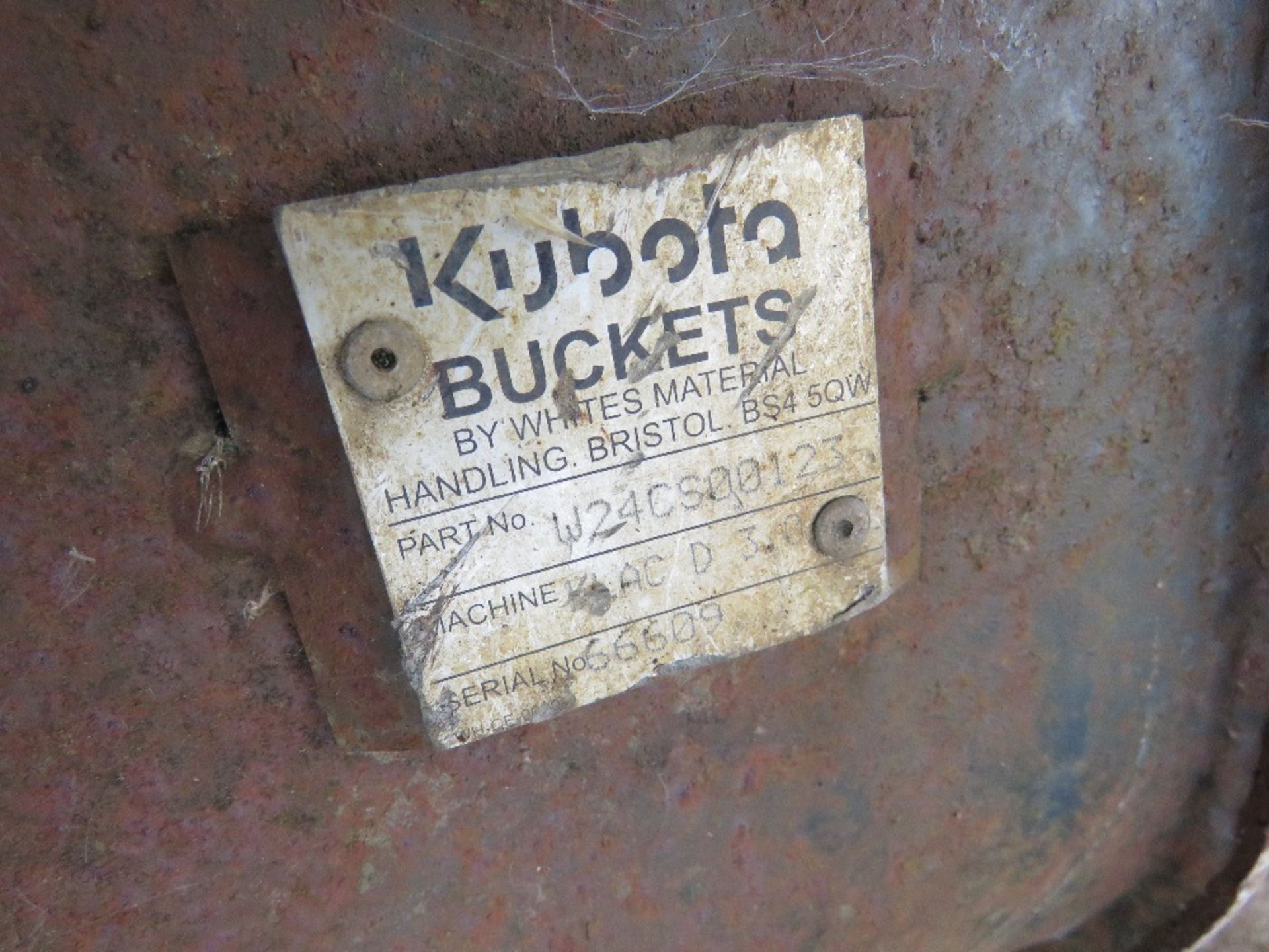 KUBOTA 2FT EXCAVATOR DIGGING BUCKET FOR KLAC MODEL D HITCH.....THIS LOT IS SOLD UNDER THE AUCTIONEER - Image 4 of 4