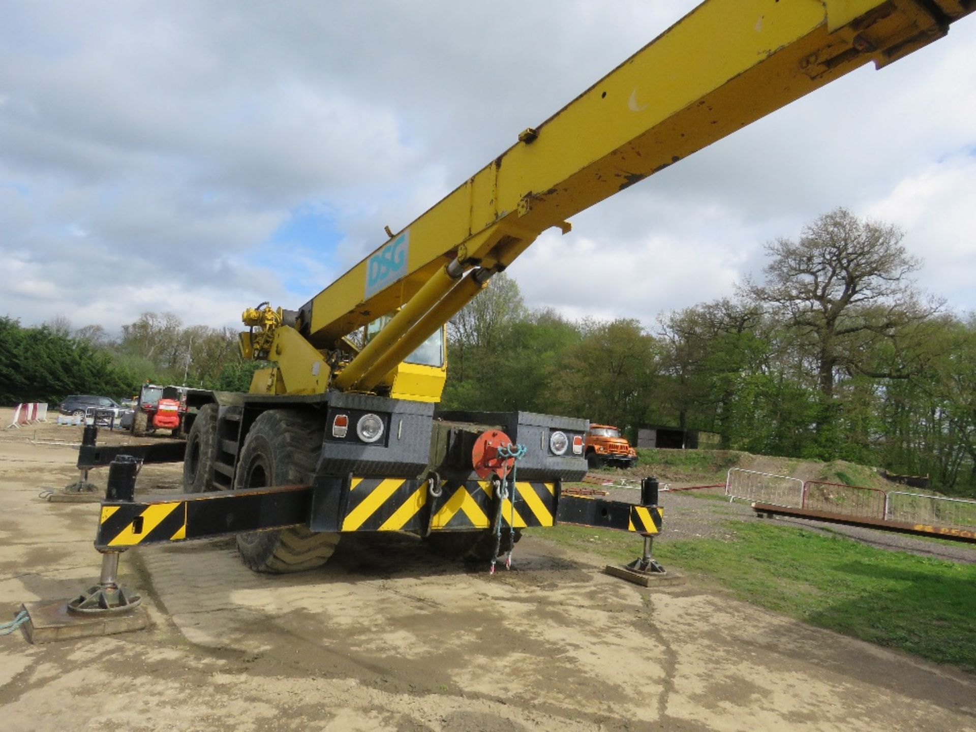 COLES HYDRA HUSKY 45-50TSC 4WD ROUGH TERRAN 45 TONNE CRANE. V8 CUMMINS POWERED. CHANDELIER SAFETY AL - Image 5 of 15