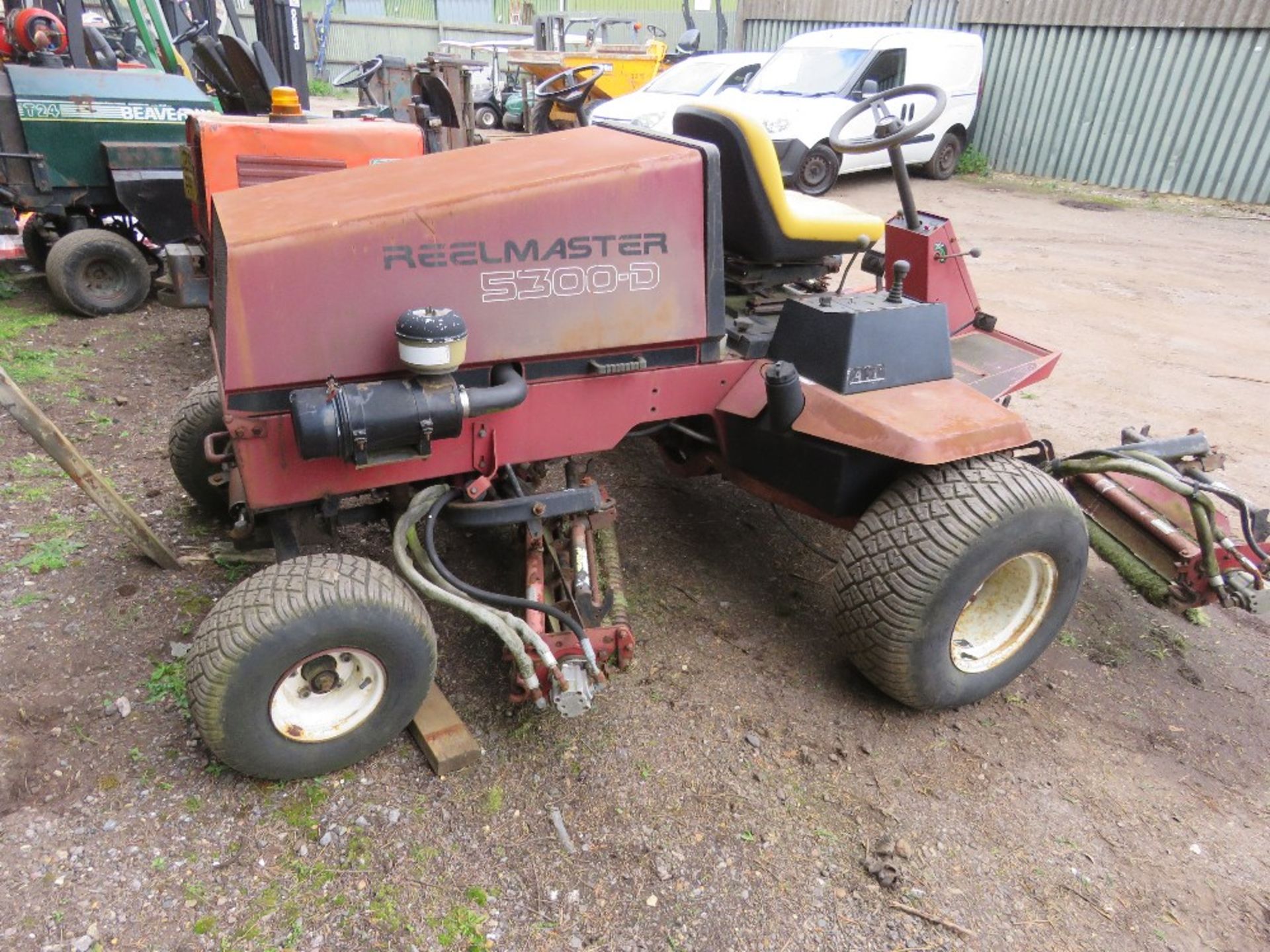 TORO 5 GANG RIDE ON MOWER, 2WD. WHNE TESTED WAS SEEN TO RUN, DRIVE AND MOWERS TURNED.....THIS LOT IS - Image 5 of 9