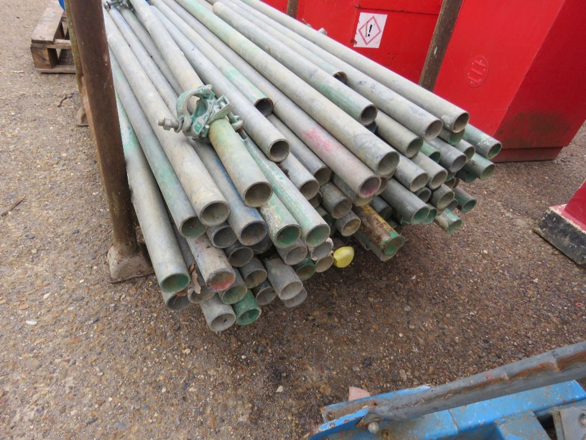 STILLAGE CONTAINING A LARGE QUANTITY OF SHORT LENGTH SCAFFOLD TUBES 3-5FT LENGTH APPROX. - Bild 3 aus 3