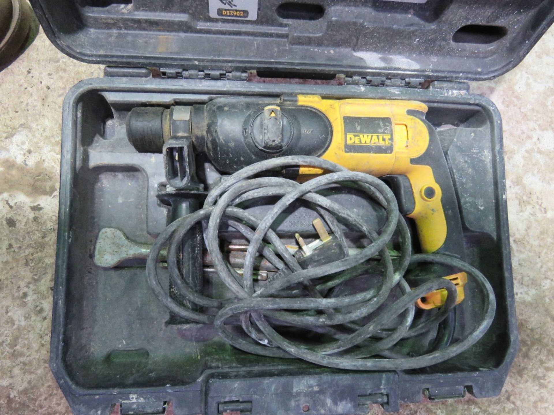 JCB HM25 HYDRAULIC BREAKER GUN PLUS A DEWALT 110VOLT DRILL.......THIS LOT IS SOLD UNDER THE AUCTIONE - Bild 3 aus 4