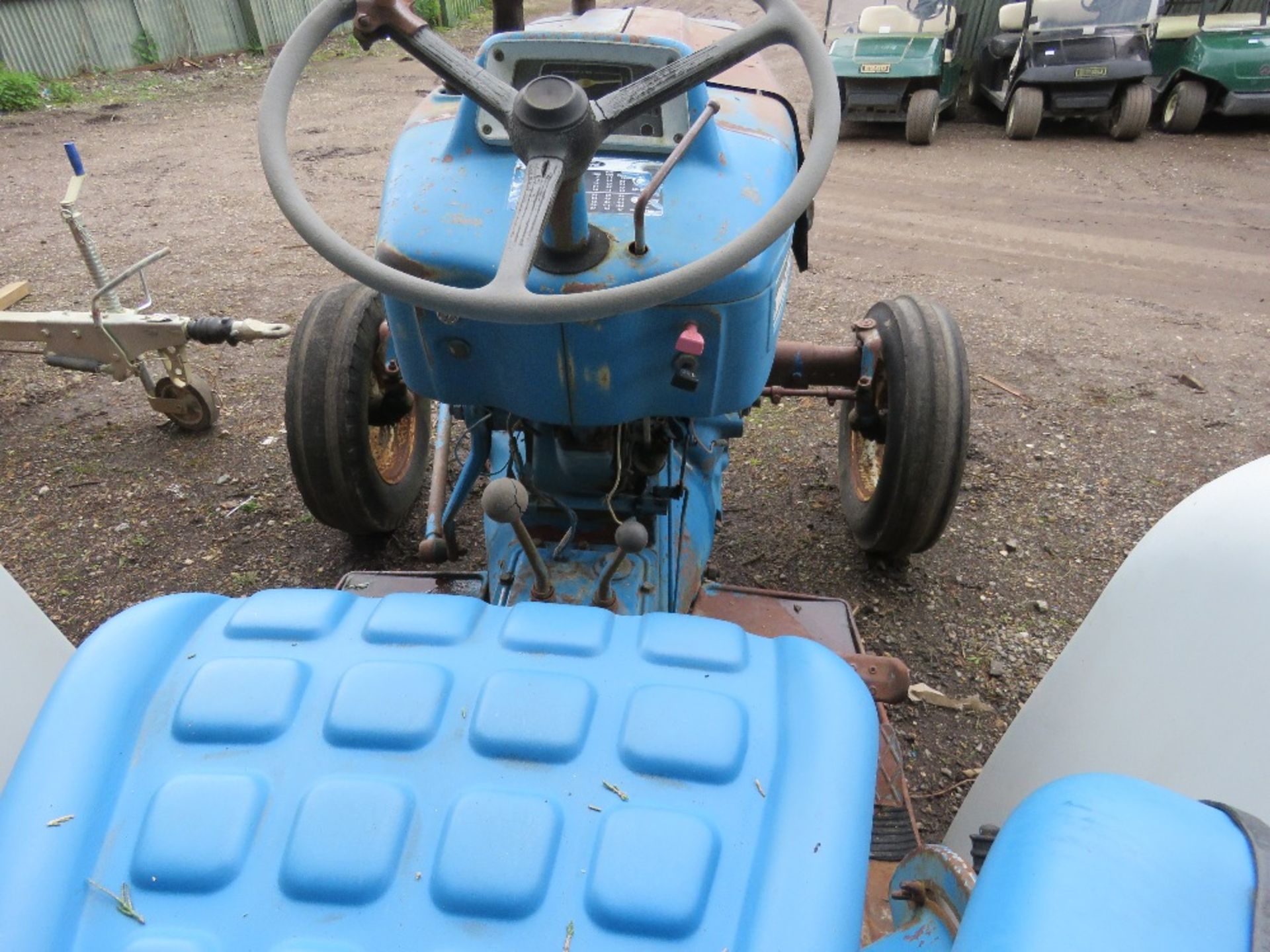 FORD 4000 CLASSIC 2WD TRACTOR.ORIGINALLY SUPPLIED BY SUSSEX TRACTORS. DIRECT FROM LOCAL COLLECTION. - Image 6 of 10