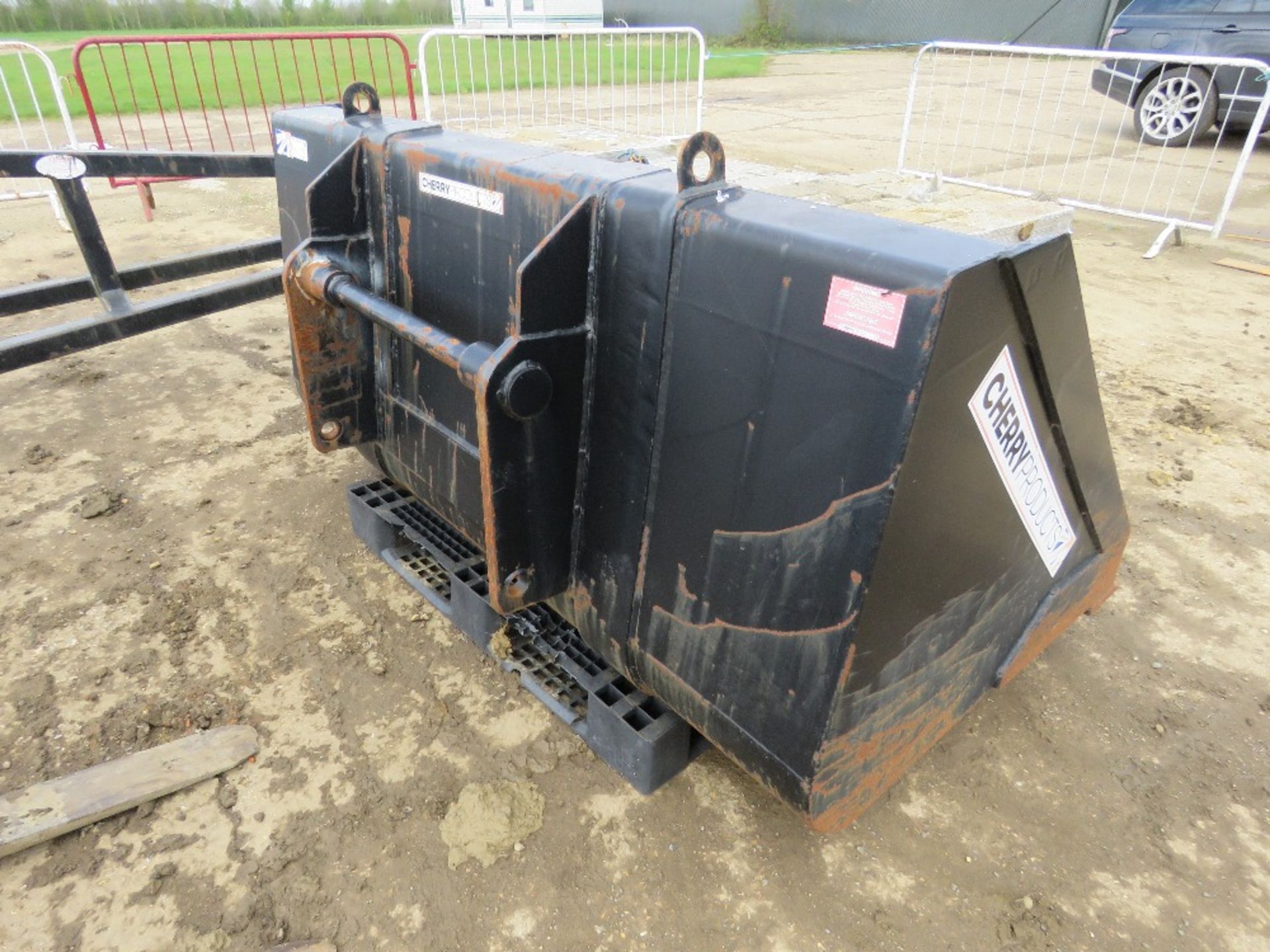 MANITOU HEAVY DUTY TELEHANDLER DIGGING/SOIL BUCKET BUILT BY CHERRY PRODUCTS. 1CUBIC METRE CAPACITY, - Image 5 of 5