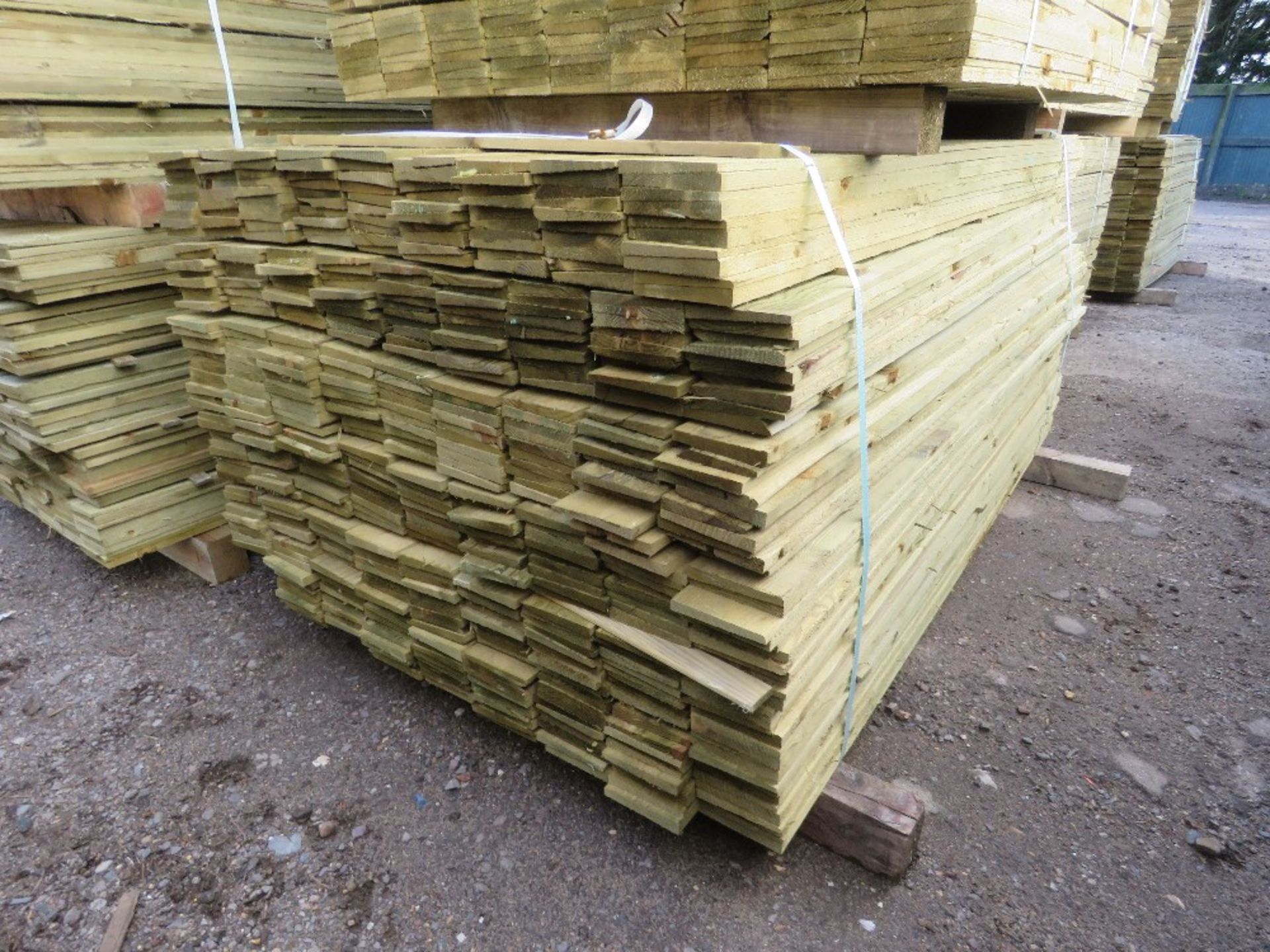 LARGE PACK OF PRESSURE TREATED FEATHER EDGE TIMBER CLADDING BOARDS. 1.60M LENGTH X 100MM WIDTH APPRO