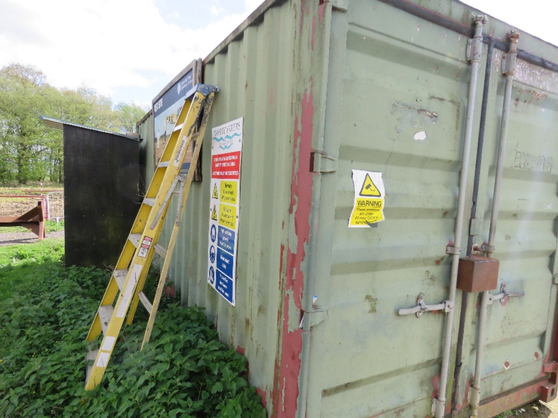 SECURE 20FT SHIPPING CONTAINER WITH LOCKBOX. UNLOCKED AND EMPTY. APPEARED SOUND AND DRY. BEING SOLD - Image 3 of 7