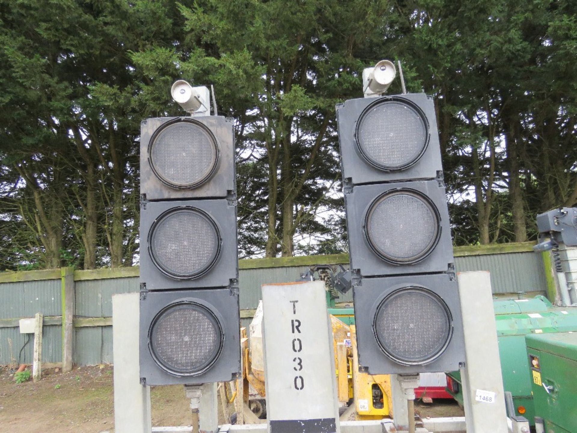 TRAFFIC LIGHT TRAILER AND LIGHTS (NO BATTERIES) INCLUDING A CHARGER UNIT. - Image 3 of 9