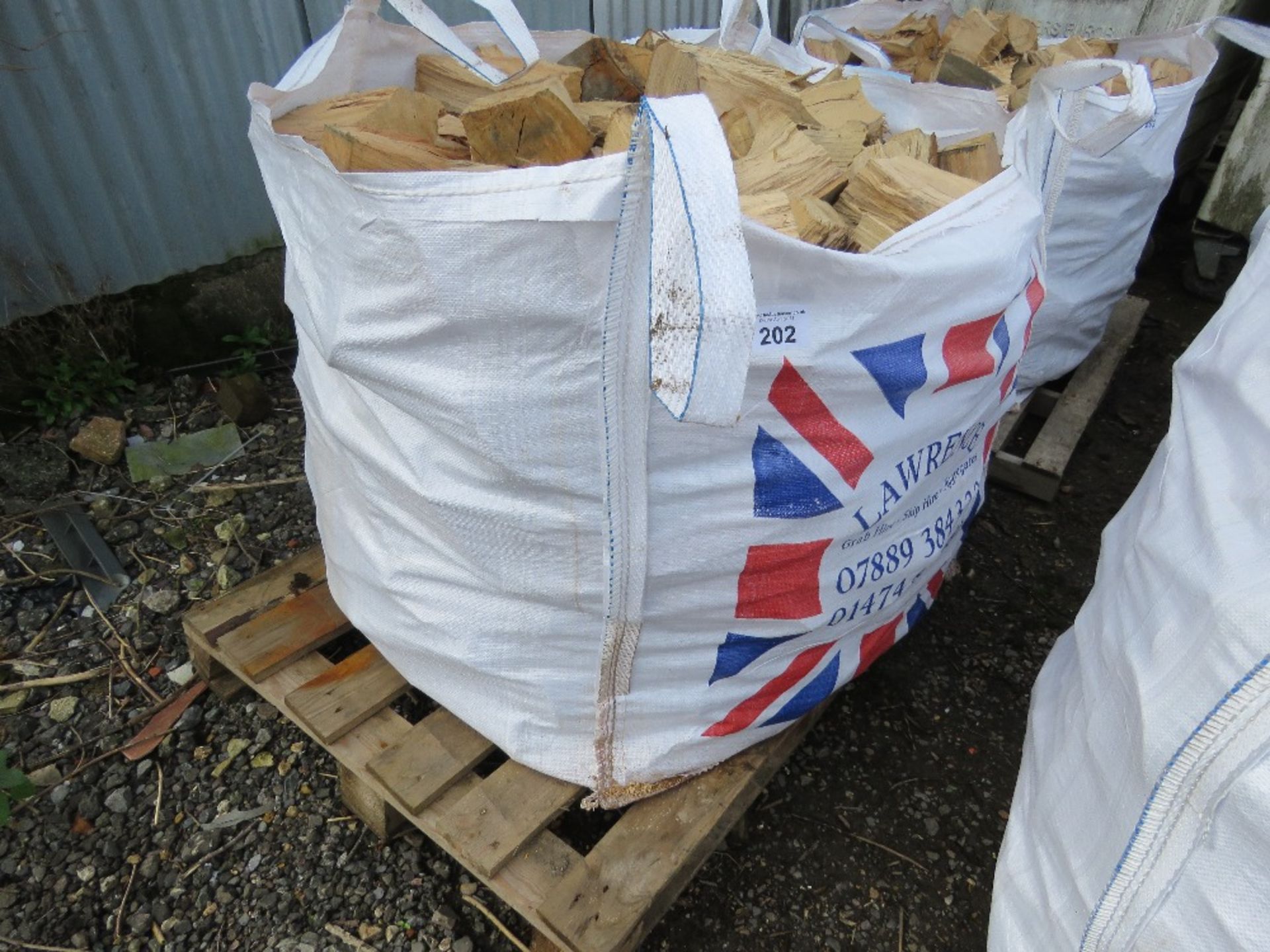 BULK BAG CONTAINING MAINLY HARDWOOD FIREWOOD LOGS.....THIS LOT IS SOLD UNDER THE AUCTIONEERS MARGIN