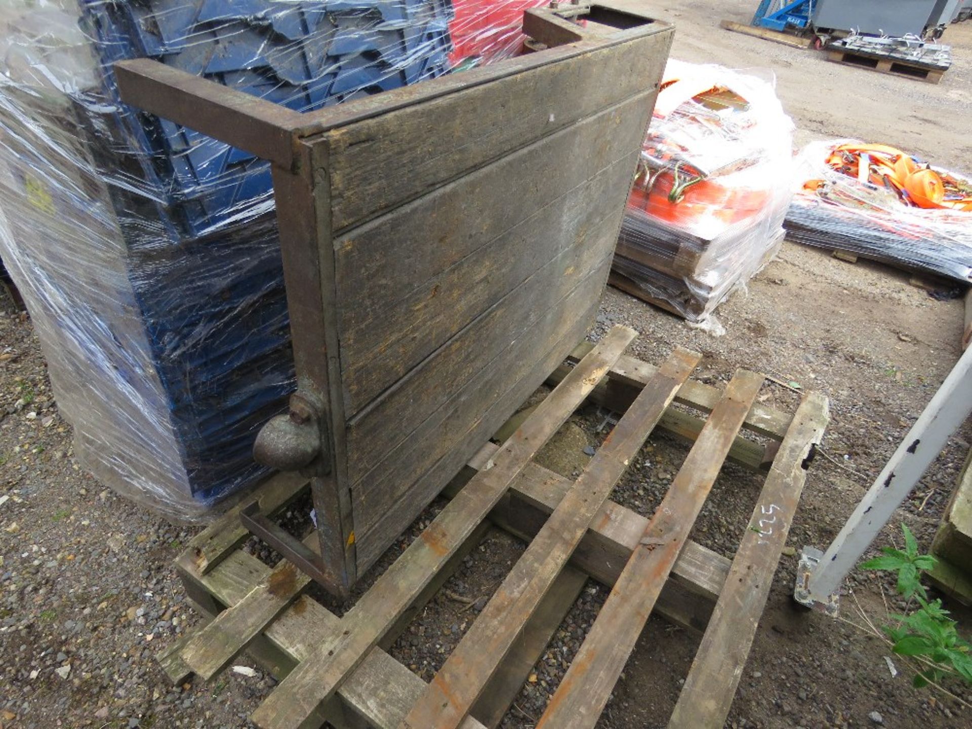 HEAVY DUTY WHEELED TROLLEY BASE.....THIS LOT IS SOLD UNDER THE AUCTIONEERS MARGIN SCHEME, THEREFORE - Image 4 of 4
