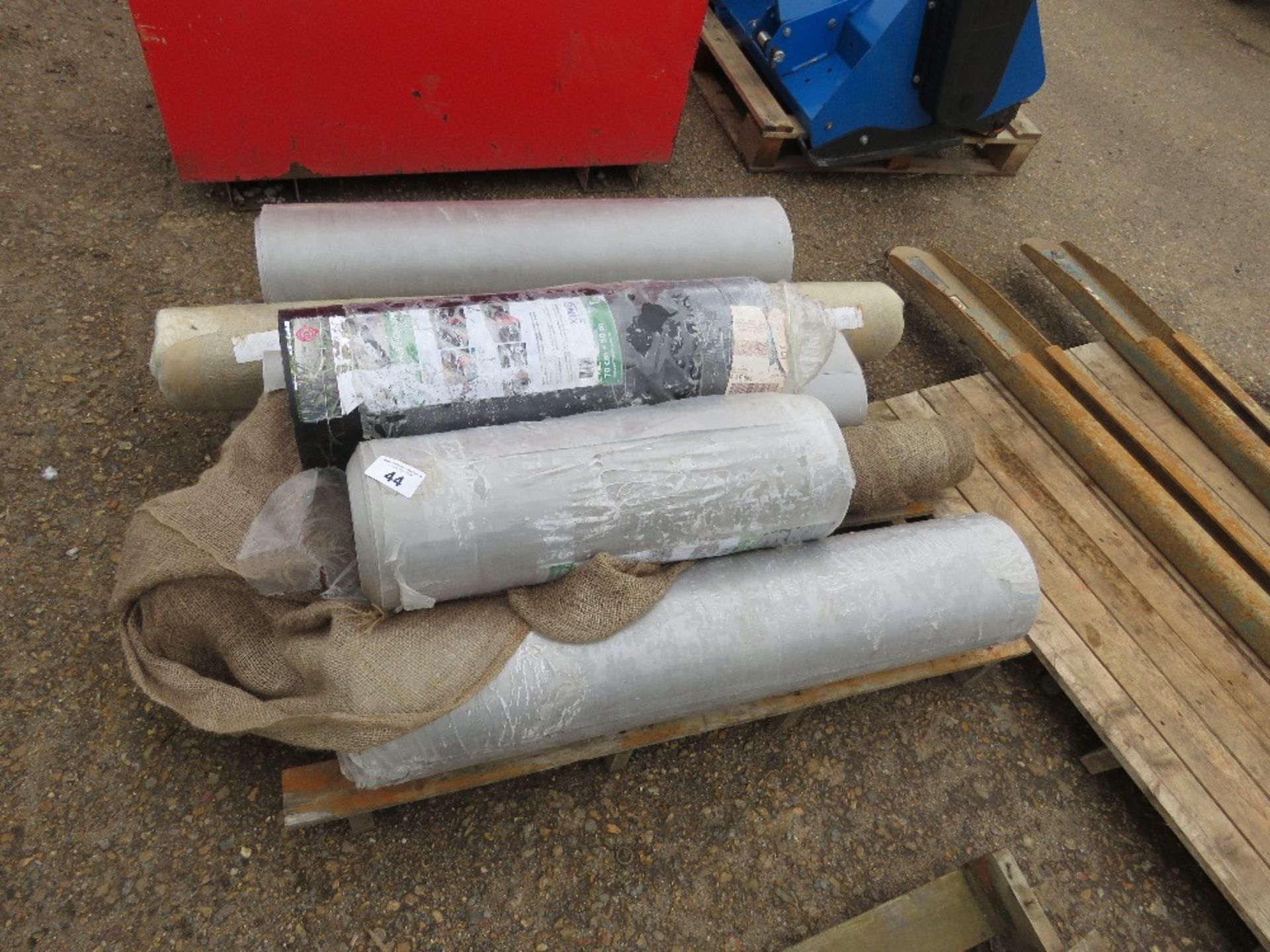 5 X ROLLS OF ROOT BARRIER MATERIAL PLUS 2 X ROLLS OF HESSIAN.....THIS LOT IS SOLD UNDER THE AUCTIONE - Image 4 of 4