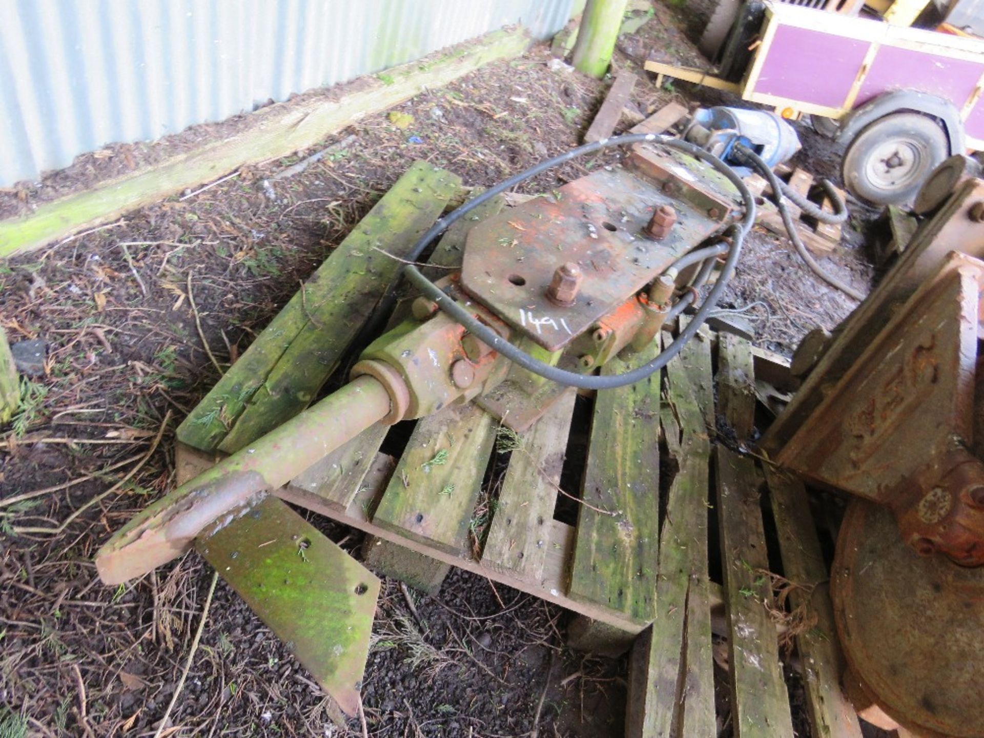 LARGE SIZED EXCAVATOR MOUNTED BREAKER. DIRECT FROM LOCAL SMALLHOLDING. THIS LOT IS SOLD UNDER THE - Bild 3 aus 4