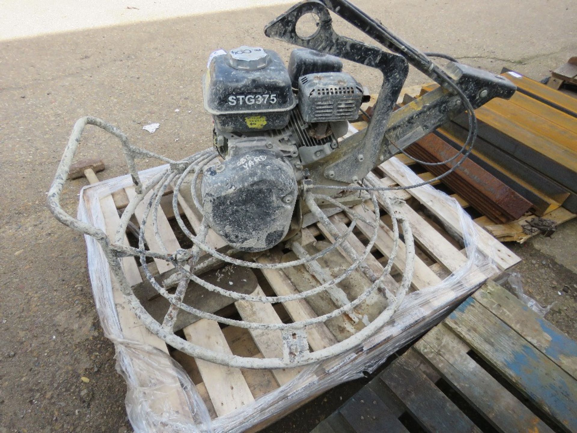 LARGE SIZED HEAVY DUTY CONCRETE POWER FLOAT. - Image 4 of 7