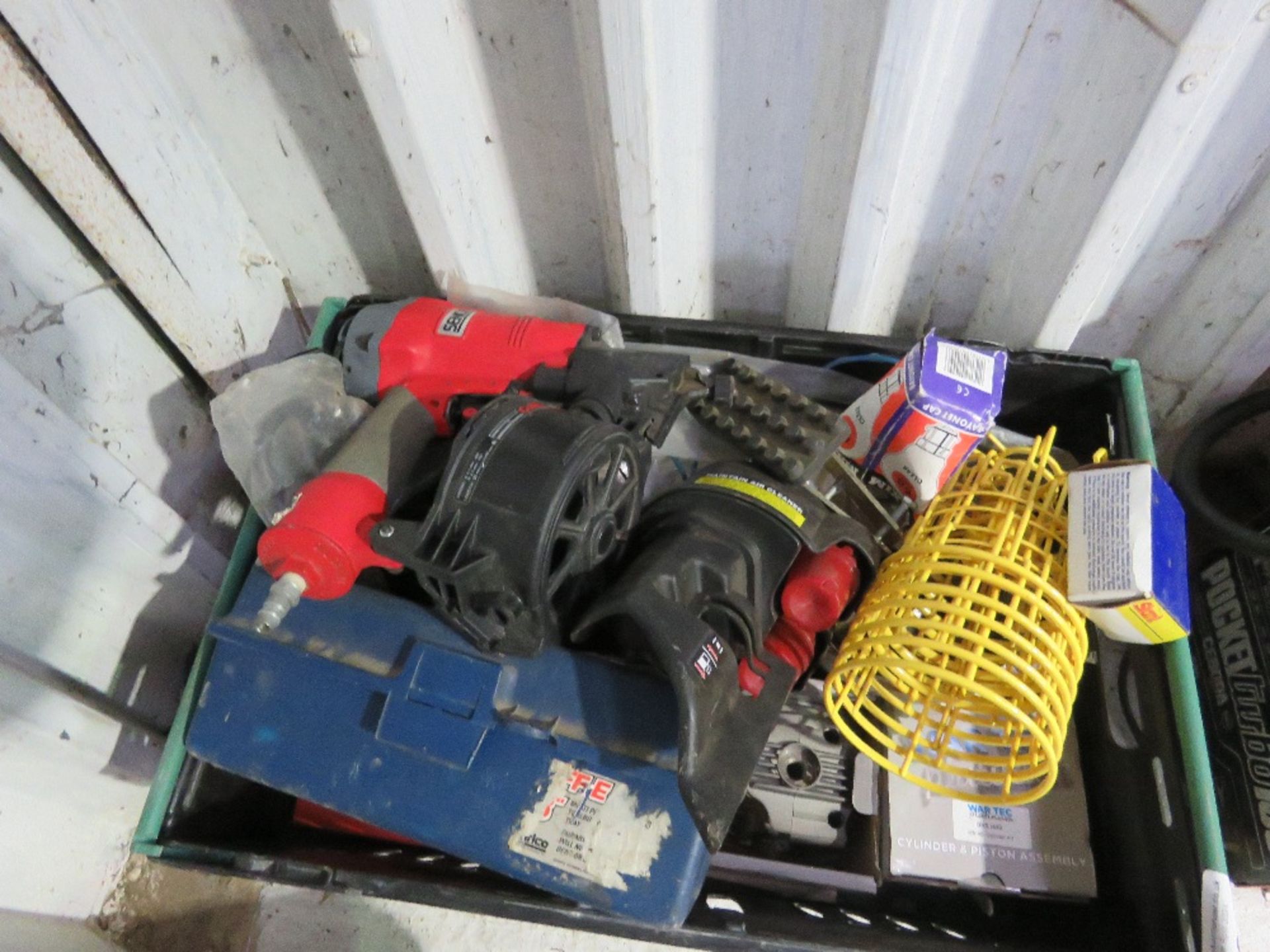 BOX OF TOOLS AND SUNDRIES.....THIS LOT IS SOLD UNDER THE AUCTIONEERS MARGIN SCHEME, THEREFORE NO VAT - Image 3 of 5