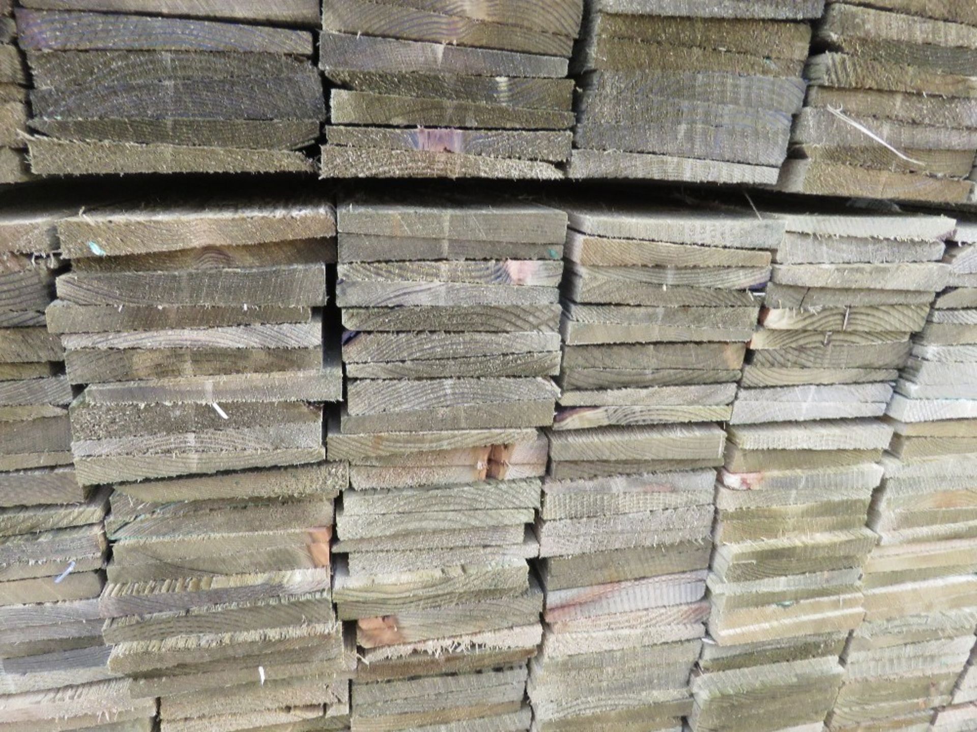 LARGE PACK OF PRESSURE TREATED FEATHER EDGE TIMBER CLADDING BOARDS. 1.80M LENGTH X 100MM WIDTH APPRO - Bild 3 aus 3