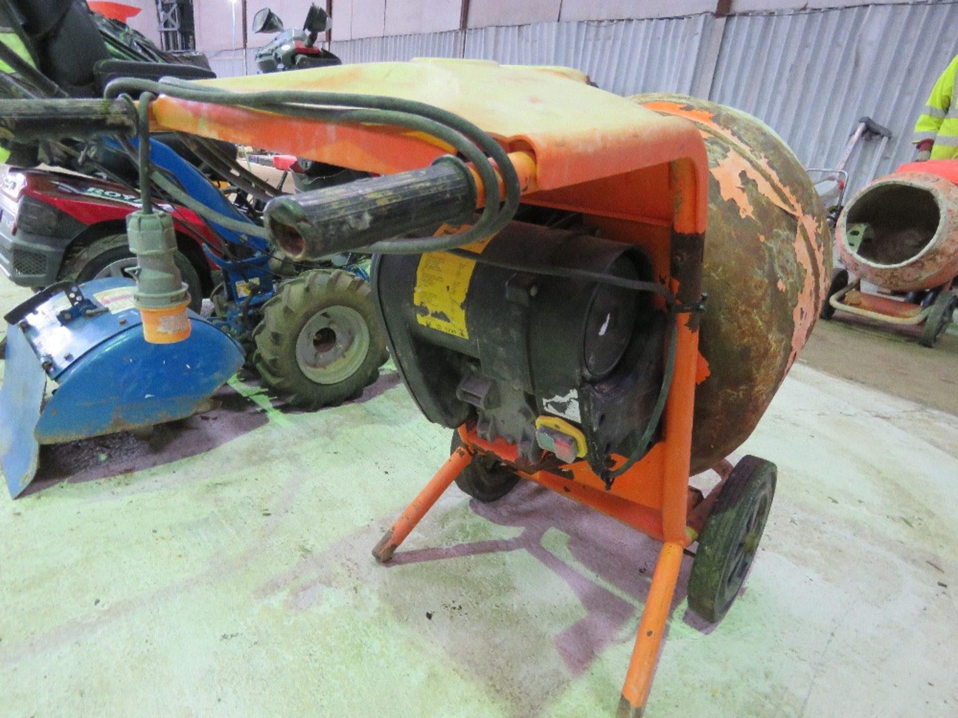 BELLE MINI MIX 150 110VOLT POWERED CEMENT MIXER. - Image 3 of 3