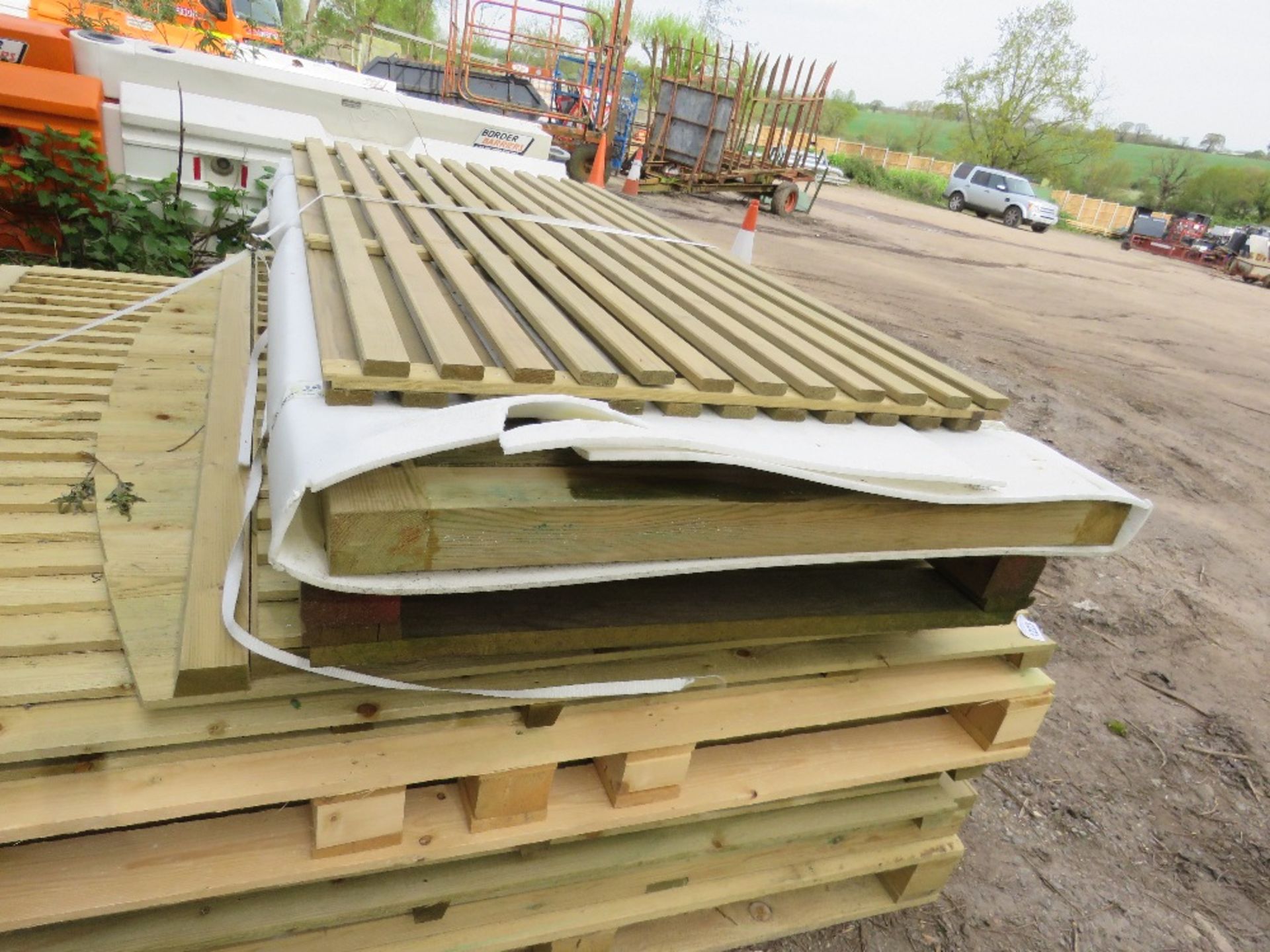 QUANTITY OF WOODEN FENCE PANELS (9NO) AND A HEAVY DUTY GATE. - Image 4 of 4