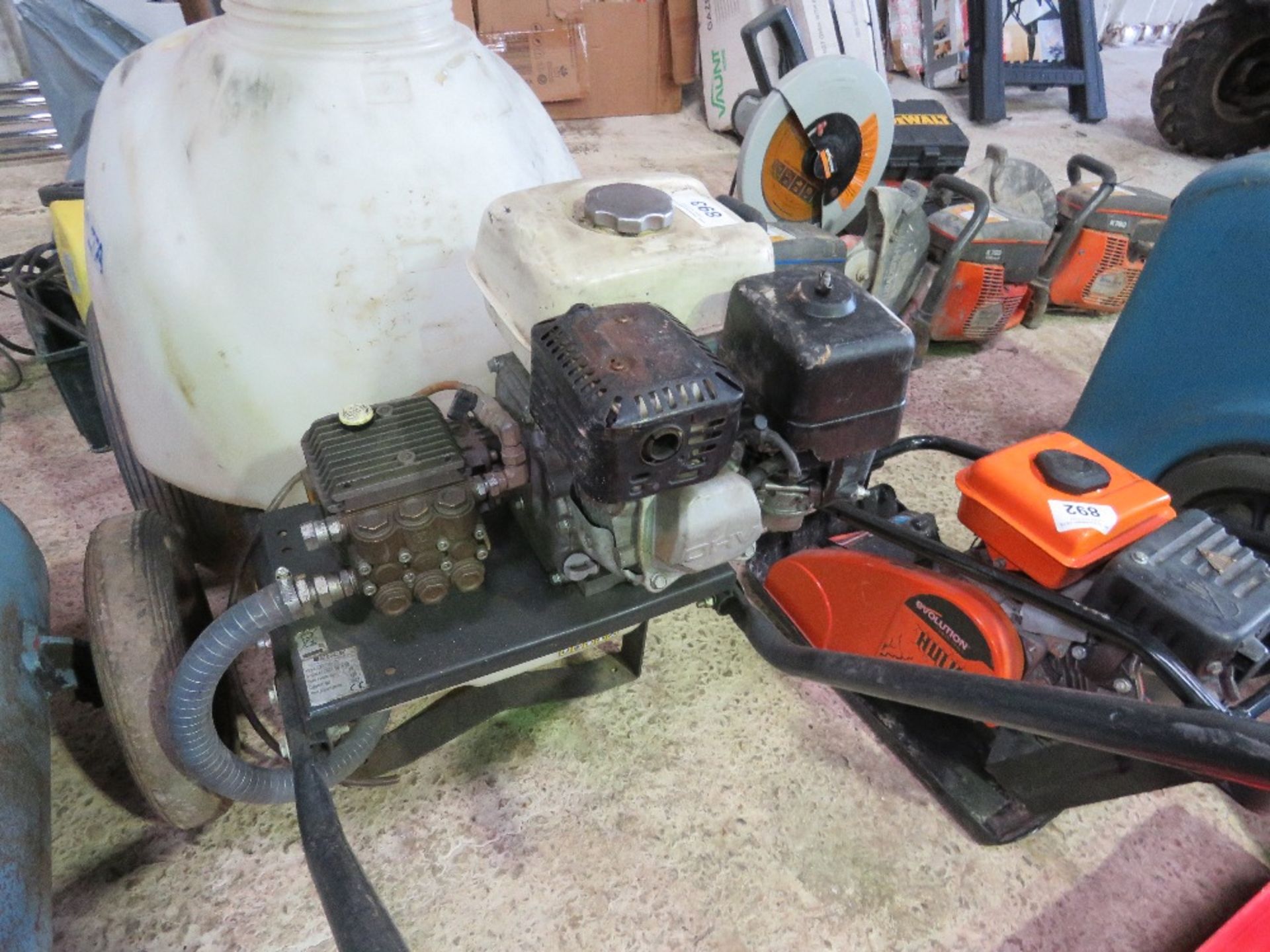 HILTA HONDA ENGINED PRESSURE WASHER BOWSER BARROW WITH EXTRA LONG LANCE. - Image 3 of 9