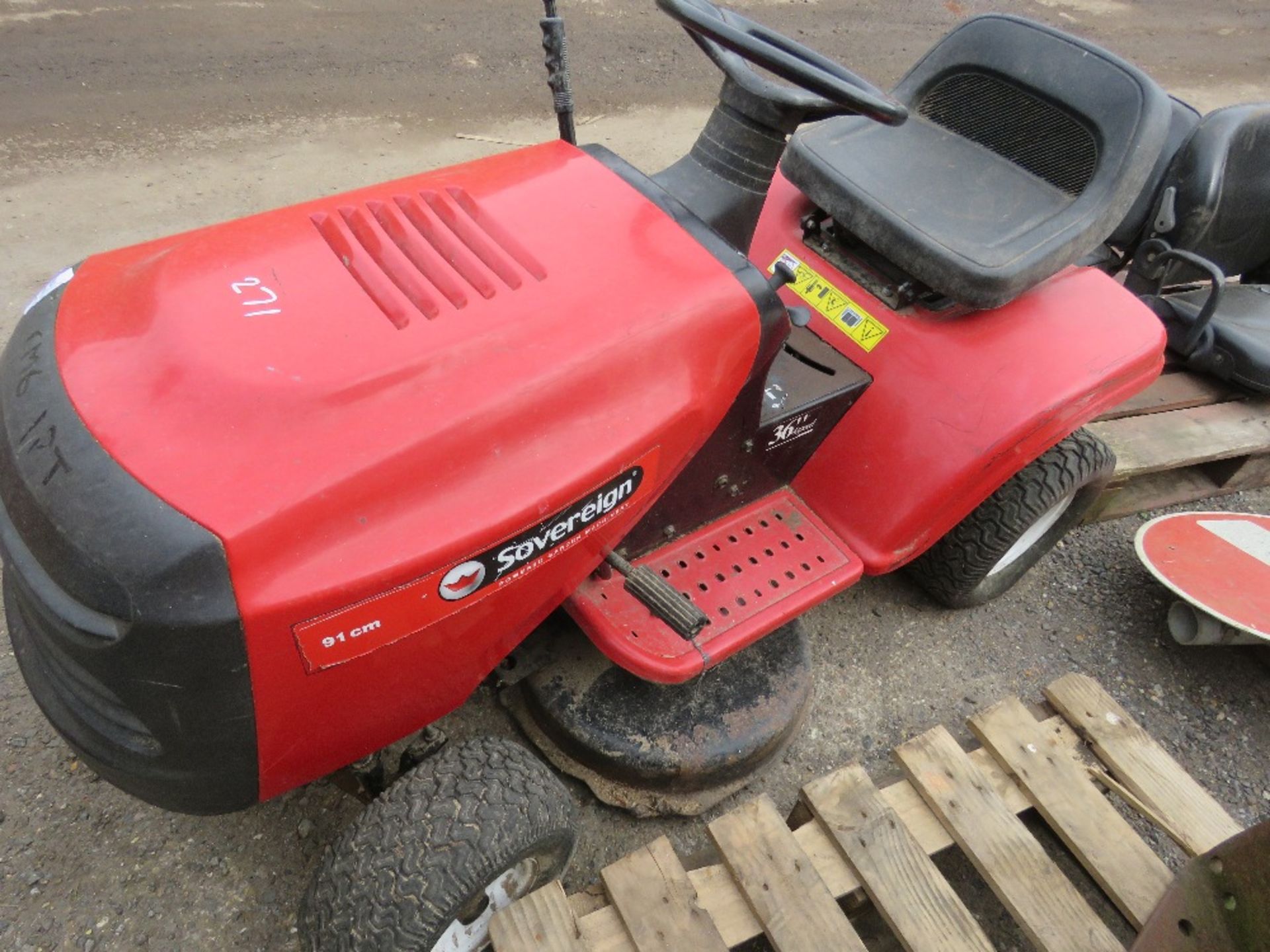 SOVEREIGN 36" RIDE ON MOWER, UNTESTED, CONDITION UNKNOWN.....THIS LOT IS SOLD UNDER THE AUCTIONEERS - Image 3 of 3