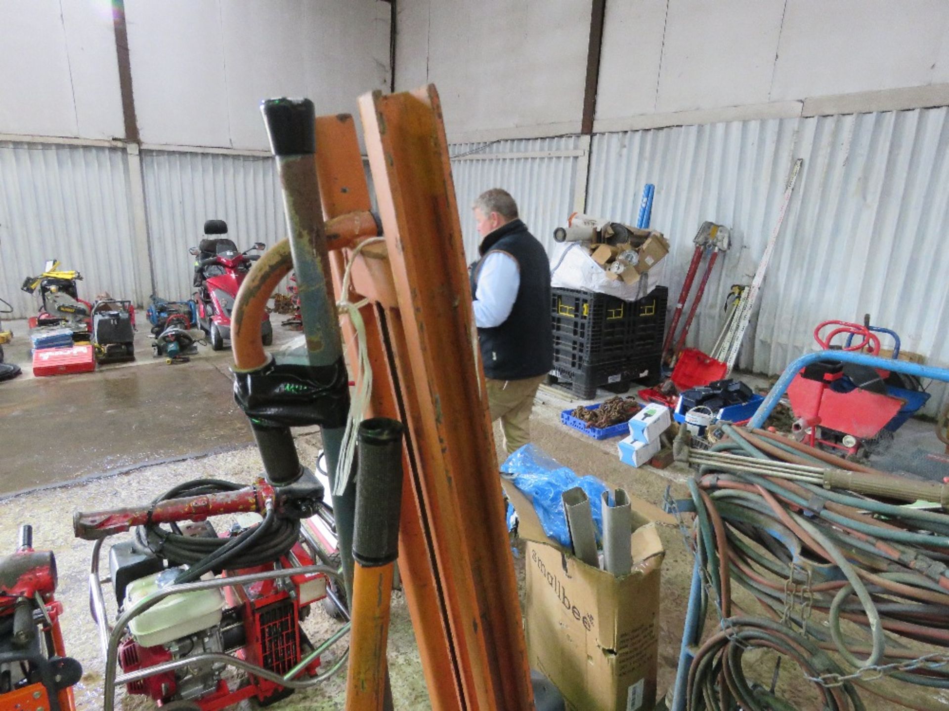 HAND OPERATED BARROW HOIST UNIT.....THIS LOT IS SOLD UNDER THE AUCTIONEERS MARGIN SCHEME, THEREFORE - Image 6 of 7