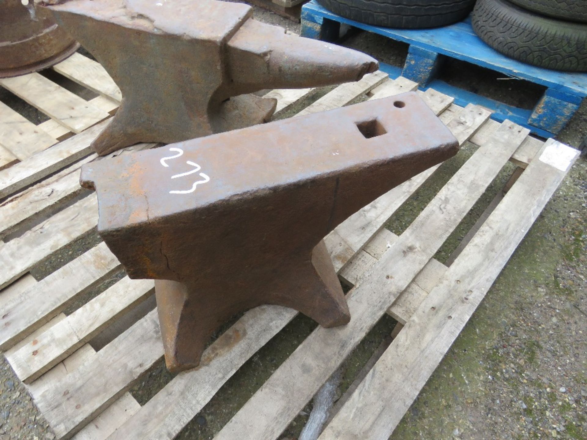 LARGE BLACKSMITH'S ANVIL PLUS ANOTHER DAMAGED ONE. - Bild 3 aus 3