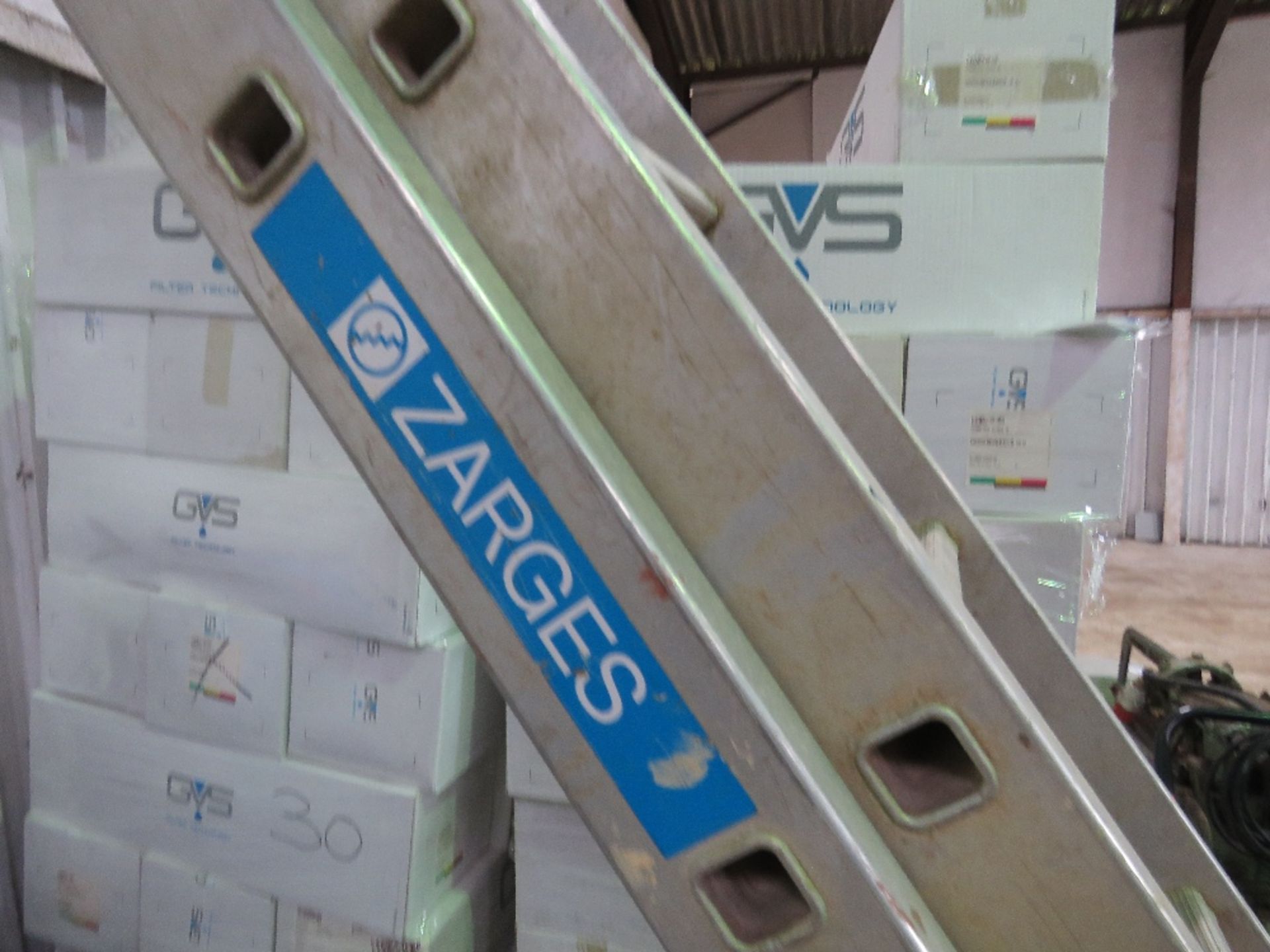 LARGE ZARGES 2 STAGE ALUMINIUM LADDER. - Image 3 of 3