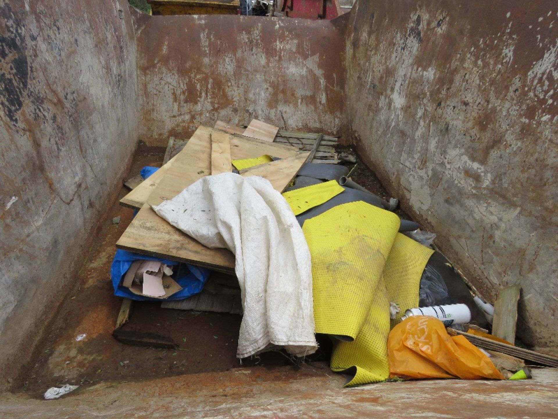 2NO CHAIN LIFT WASTE SKIPS, 8 YARD CAPACITY APPROX. SOURCED FROM COMPANY LIQUIDATION. - Image 5 of 5