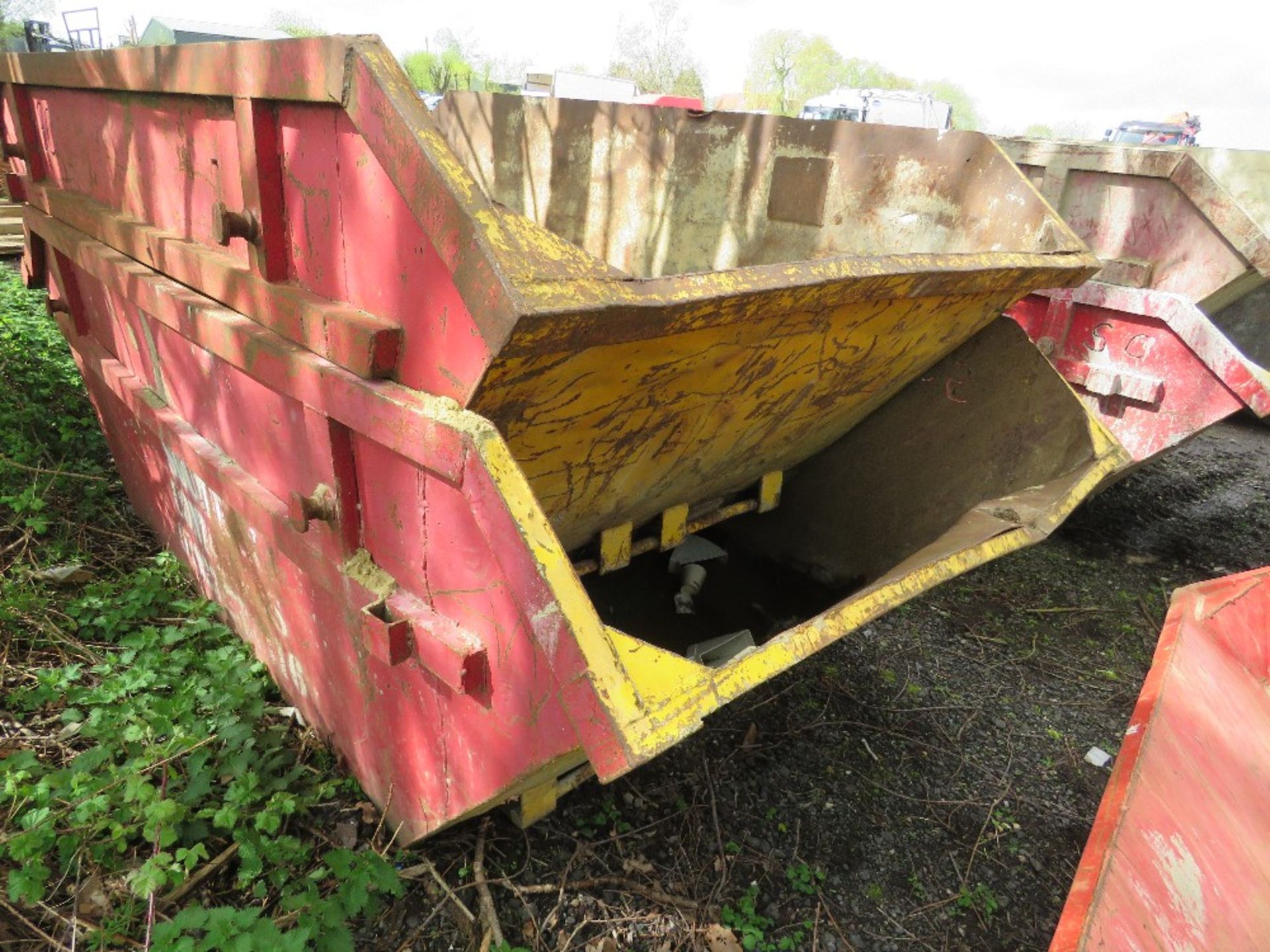 2NO CHAIN LIFT WASTE SKIPS, 8 YARD CAPACITY APPROX. SOURCED FROM COMPANY LIQUIDATION. - Bild 3 aus 5