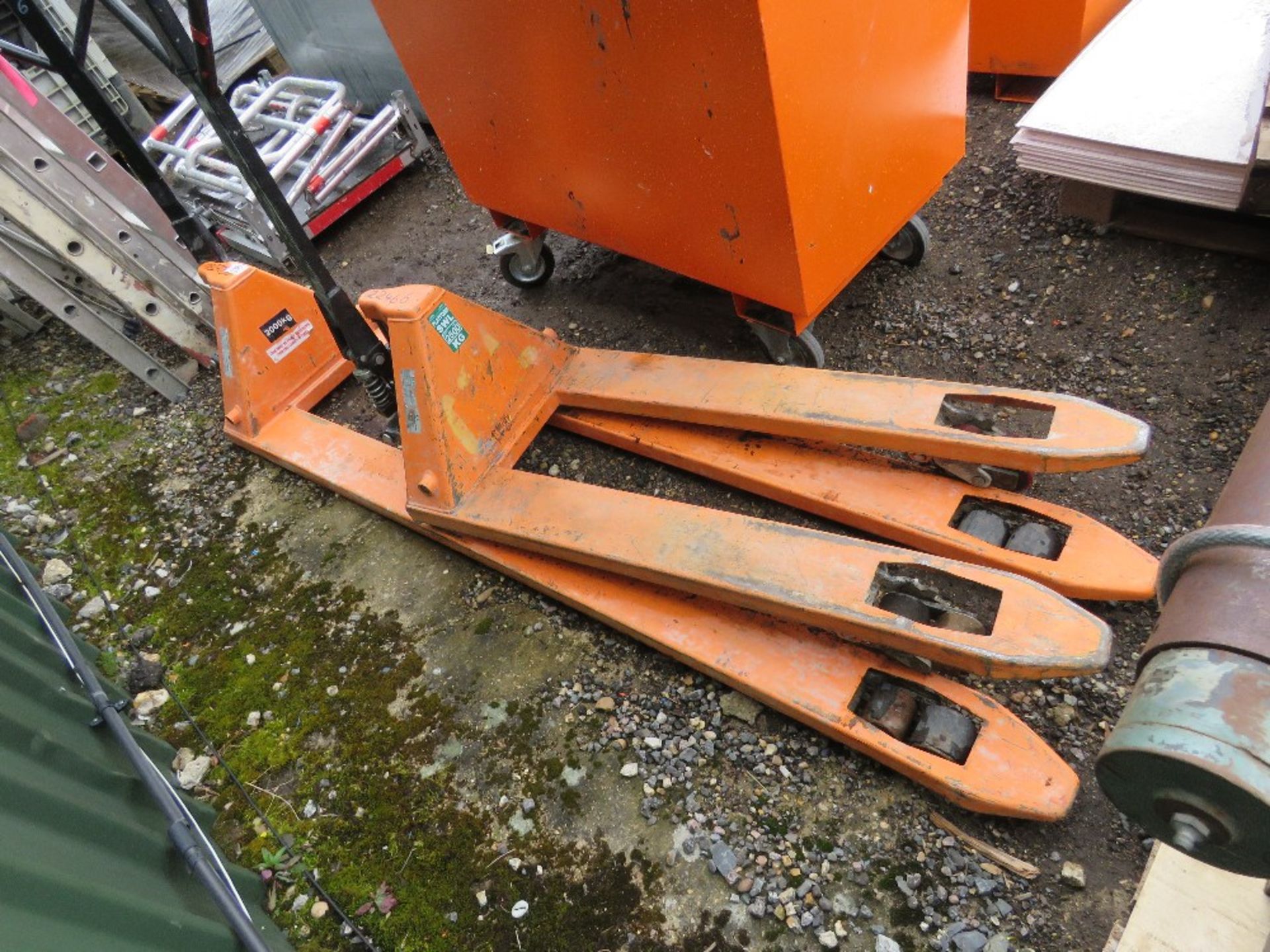 2 X HYDRAULIC PALLET TRUCKS, THE BIG ONE BEING INCOMPLETE.