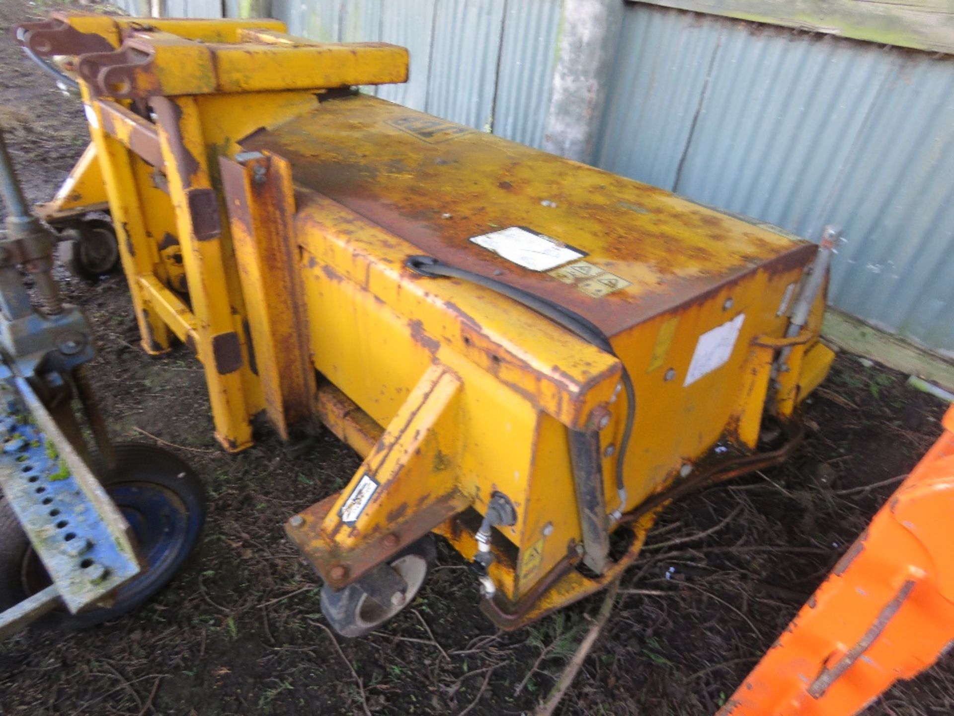 JCB240 HYDRAULIC DRIVEN FORKLIFT MOUNTED BRUSH WITH COLLECTOR BOX. 8FT WIDE APPROX. - Image 4 of 7