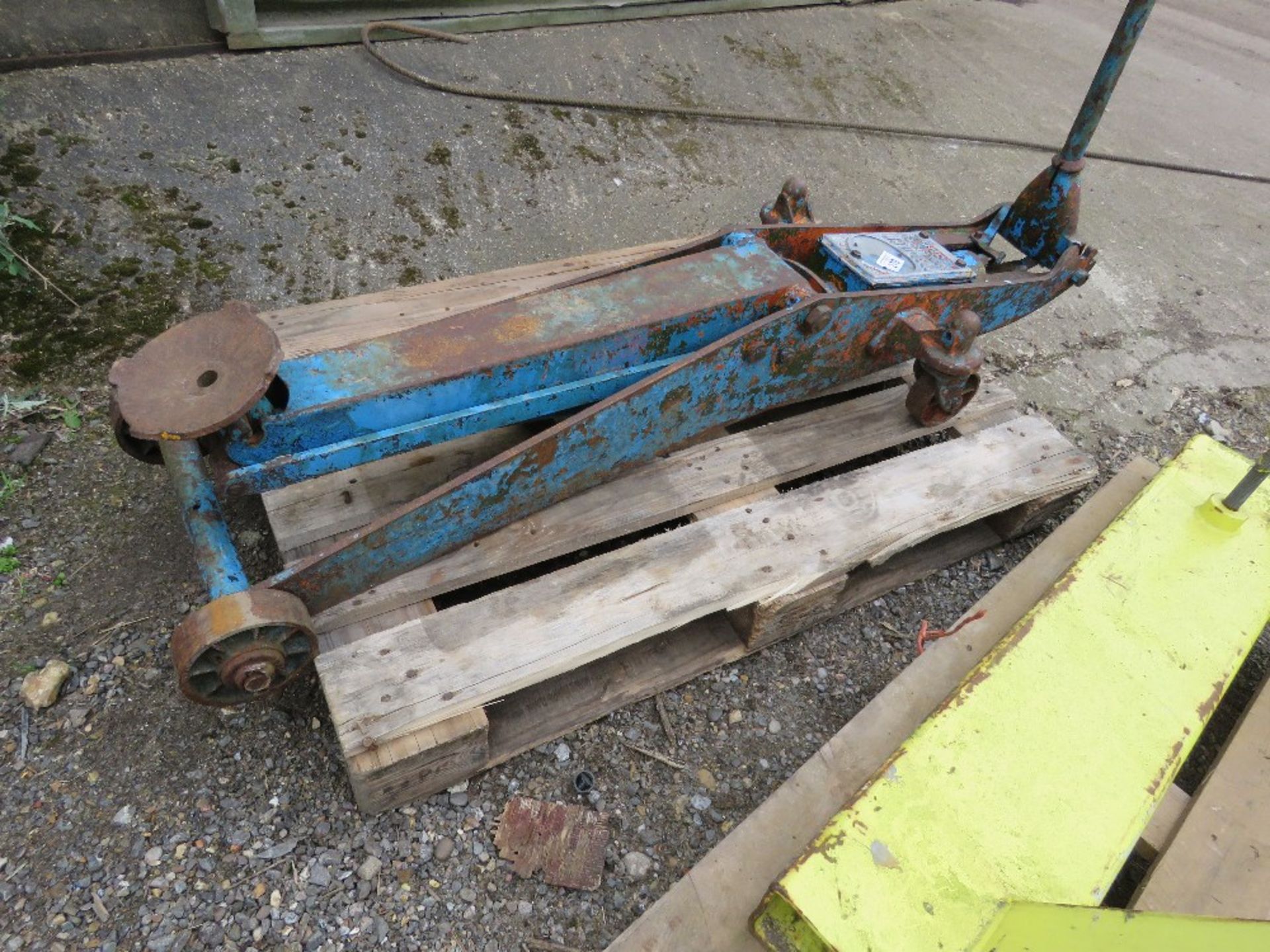LARGE SIZED EPCO TROLLEY JACK.....THIS LOT IS SOLD UNDER THE AUCTIONEERS MARGIN SCHEME, THEREFORE NO - Image 4 of 4