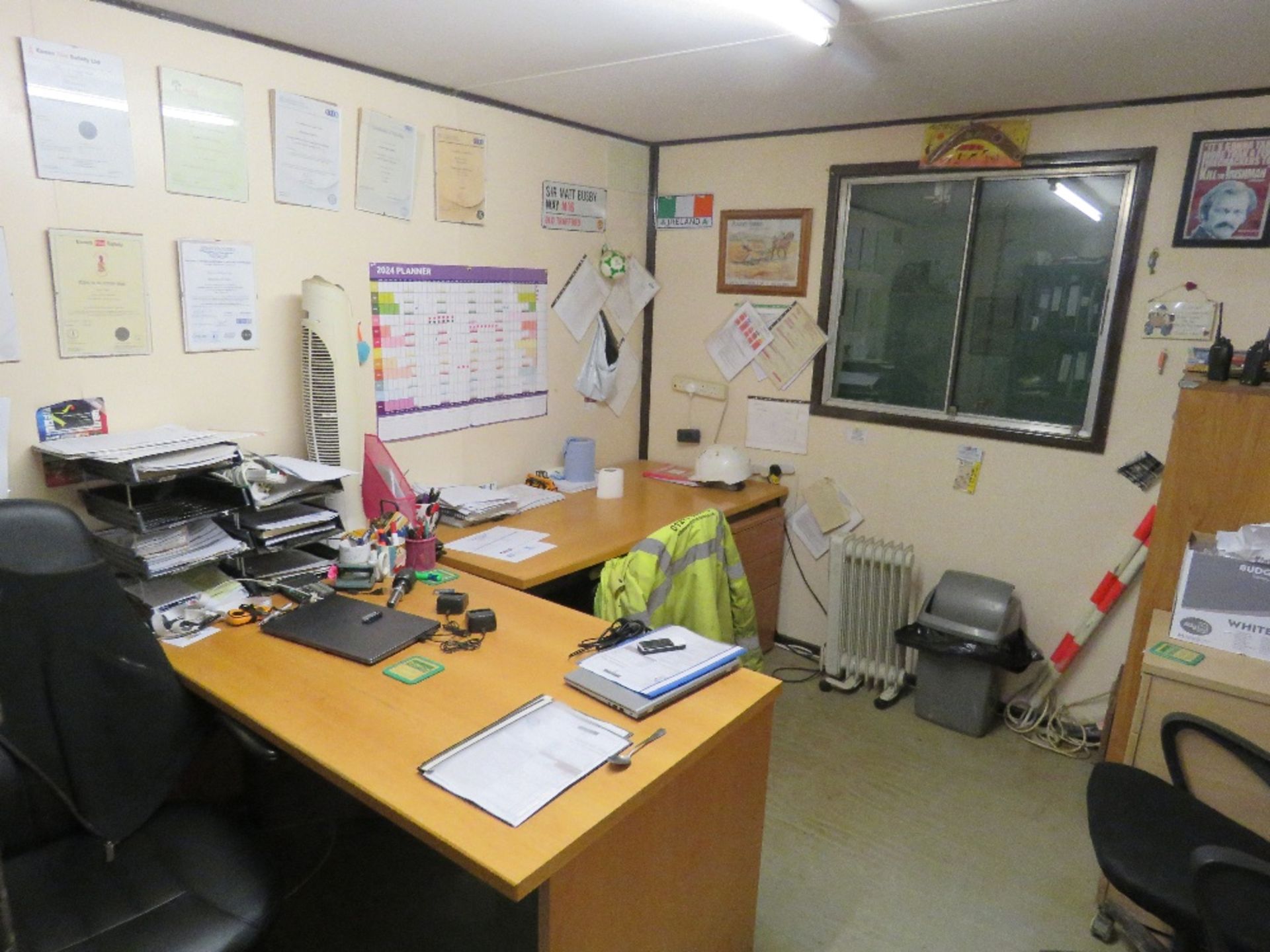PORTABLE SITE OFFICE 32FT X 10FT APPROX WITH SMALL KITCHEN AREA AT ONE END. 60/40 SPLIT APPROX AS SH - Image 6 of 8