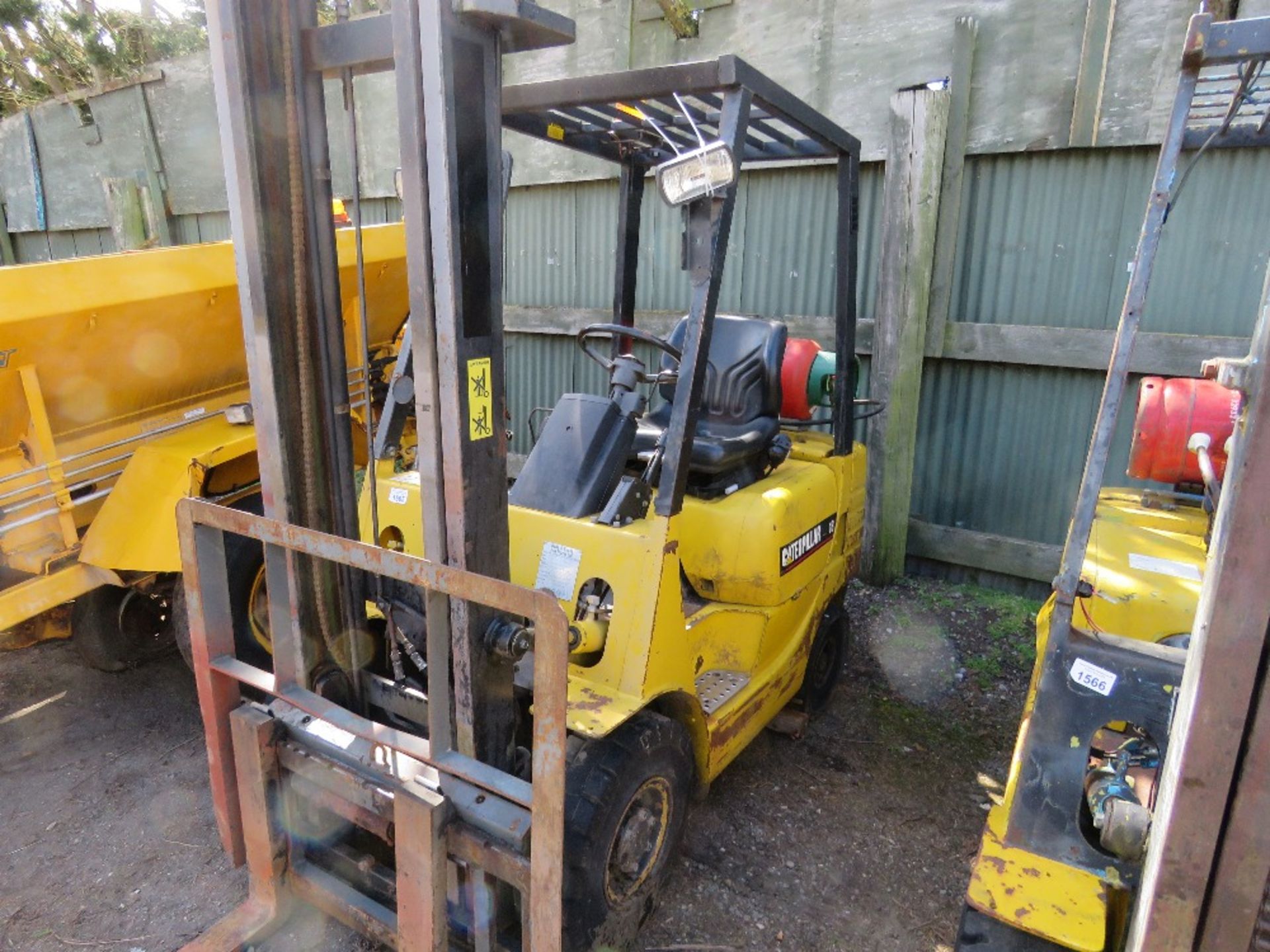 CATERPILLAR GP18 GAS POWERED FORKLIFT. WHEN TESTED WAS SEEN TO START AND RUN BRIEFLY BUT CUTTING OUT
