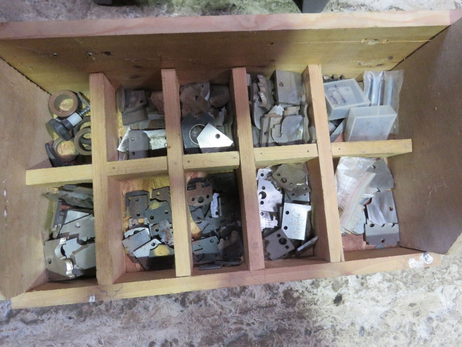 BOX OF ASSORTED SPINDLE MOULDER TOOLING ETC AS SHOWN. ....THIS LOT IS SOLD UNDER THE AUCTIONEERS MAR - Image 5 of 6
