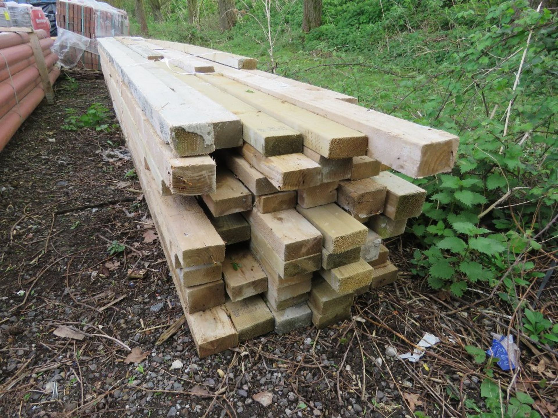 LARGE BUNDLE OF ASSORTED CONSTRUCTION TIMBERS 8FT-16FT LENGTH APPROX.....THIS LOT IS SOLD UNDER THE - Image 5 of 5