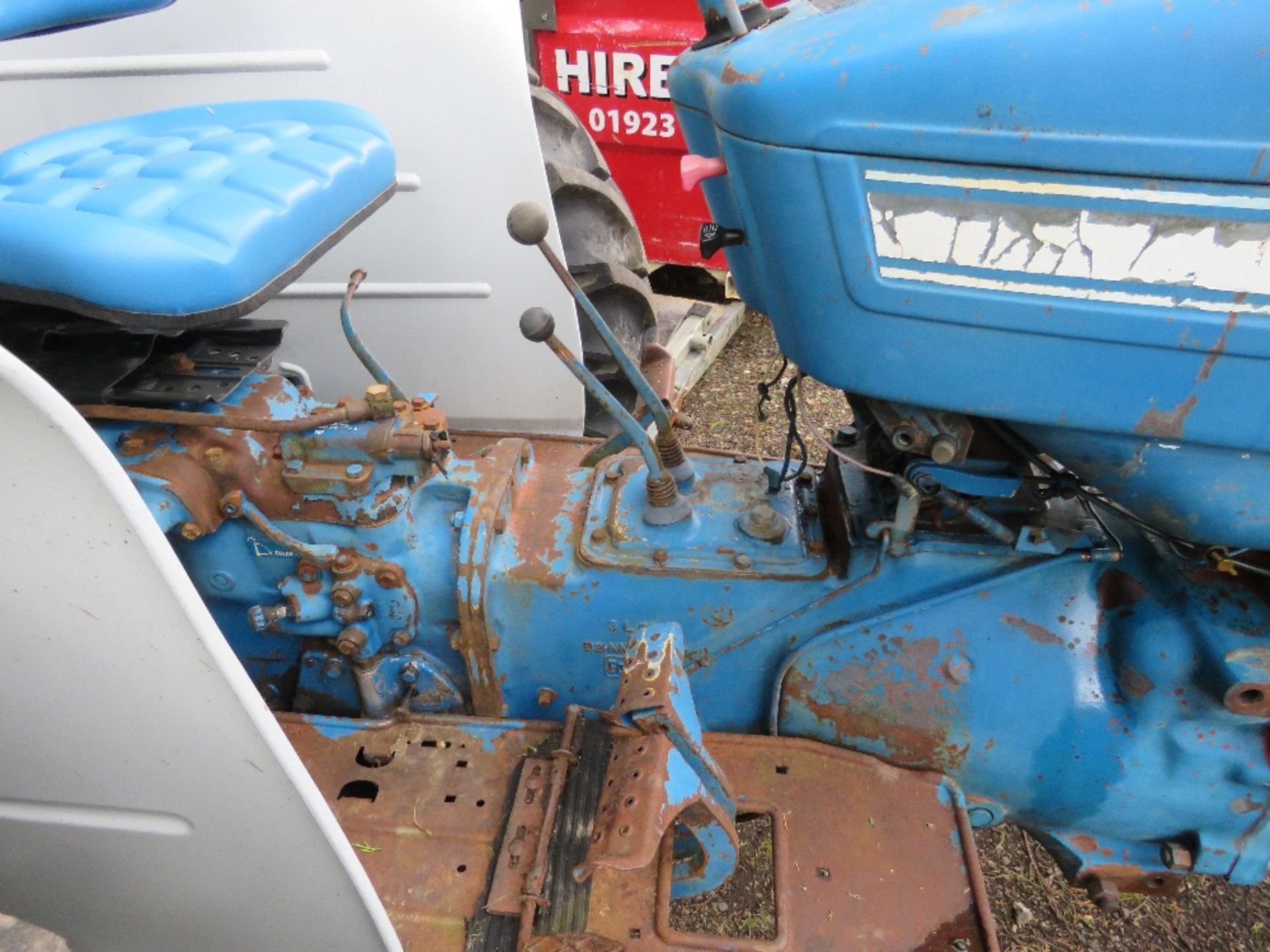 FORD 4000 CLASSIC 2WD TRACTOR.ORIGINALLY SUPPLIED BY SUSSEX TRACTORS. DIRECT FROM LOCAL COLLECTION. - Image 7 of 10