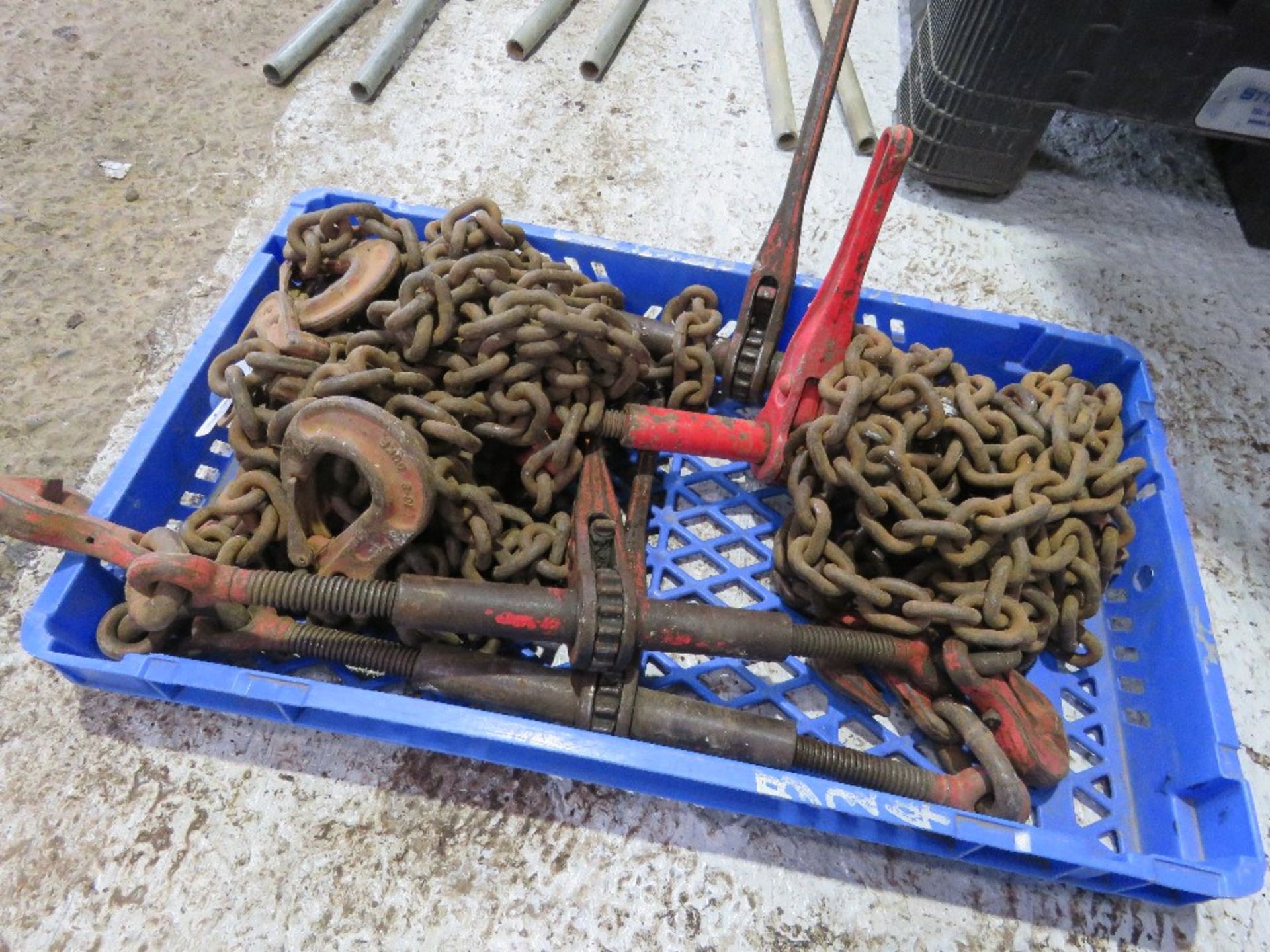 3NO LOAD SECURING TIE DOWN CHAINS PLUS 4NO RATCHET TIGHTENERS. SOURCED FROM COMPANY LIQUIDATION. - Bild 2 aus 2