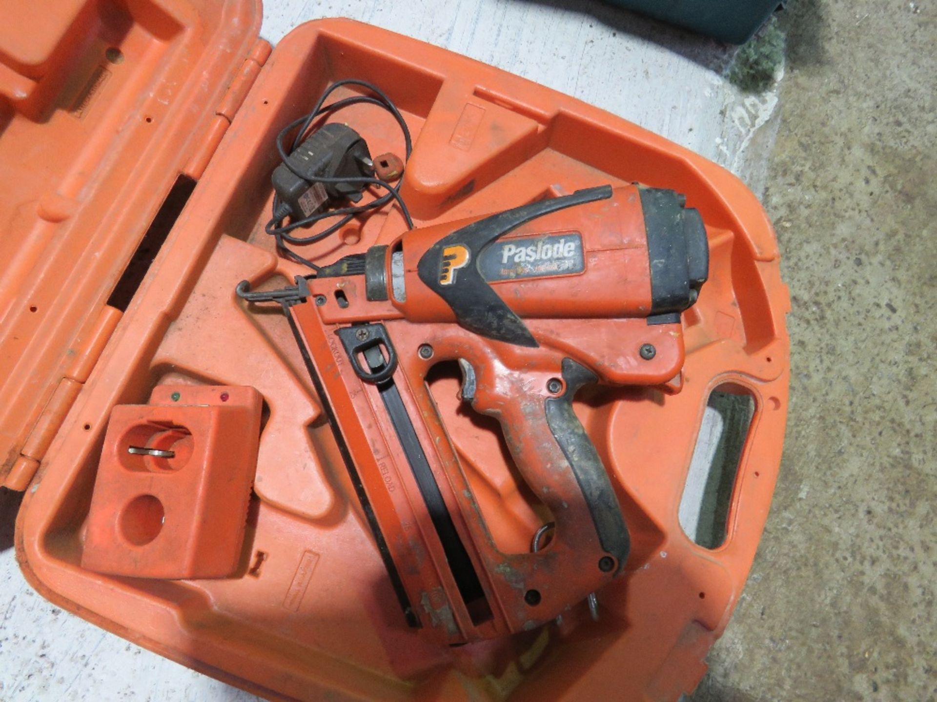 PASLODE F16 SECOND FIX NAIL GUN.....THIS LOT IS SOLD UNDER THE AUCTIONEERS MARGIN SCHEME, THEREFORE - Bild 2 aus 2