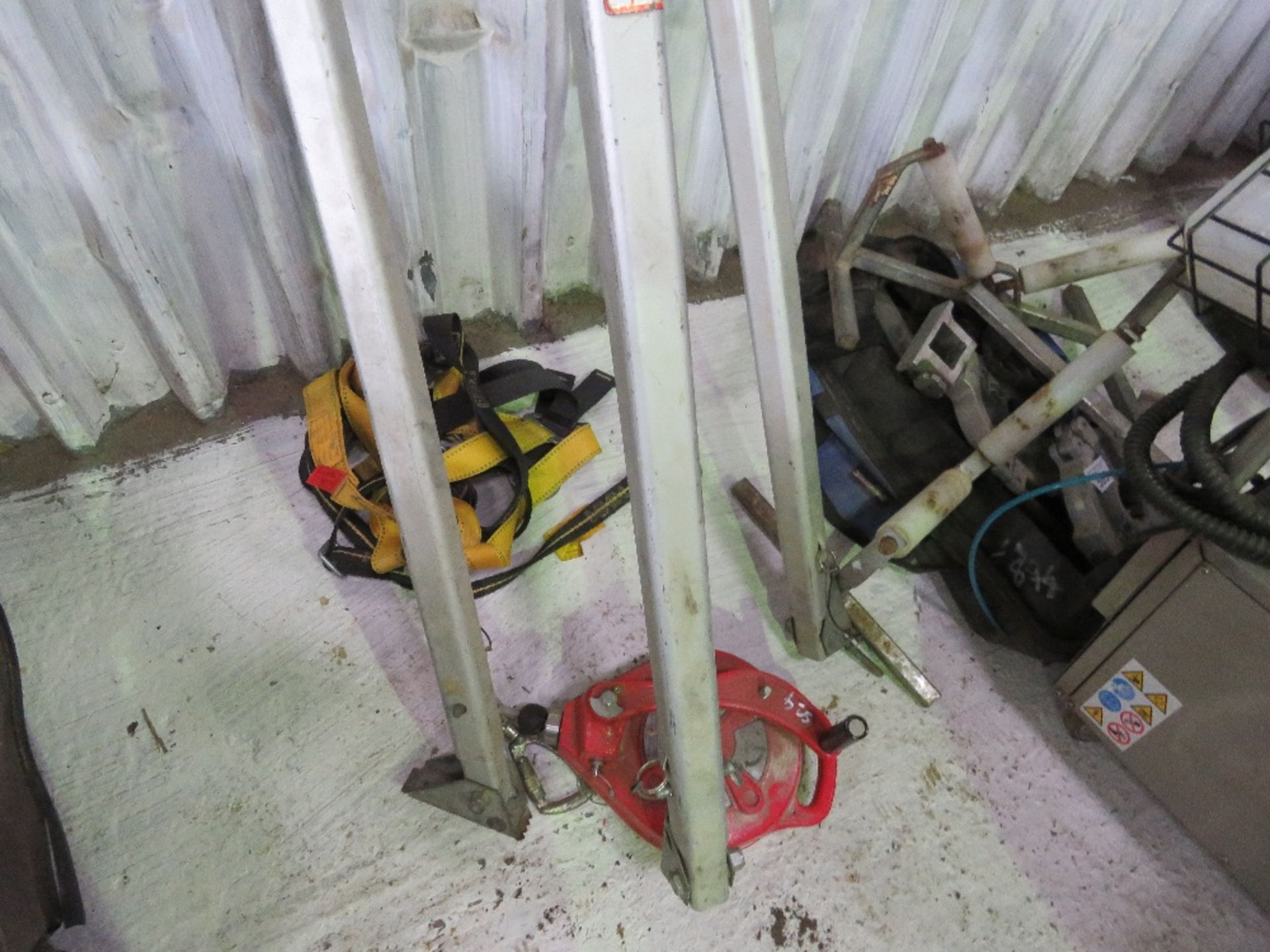 MAN RIDING TRIPOD, PLUS A WINCH AND A HARNESS, UNTESTED. SOURCED FROM COMPANY LIQUIDATION. - Image 2 of 5