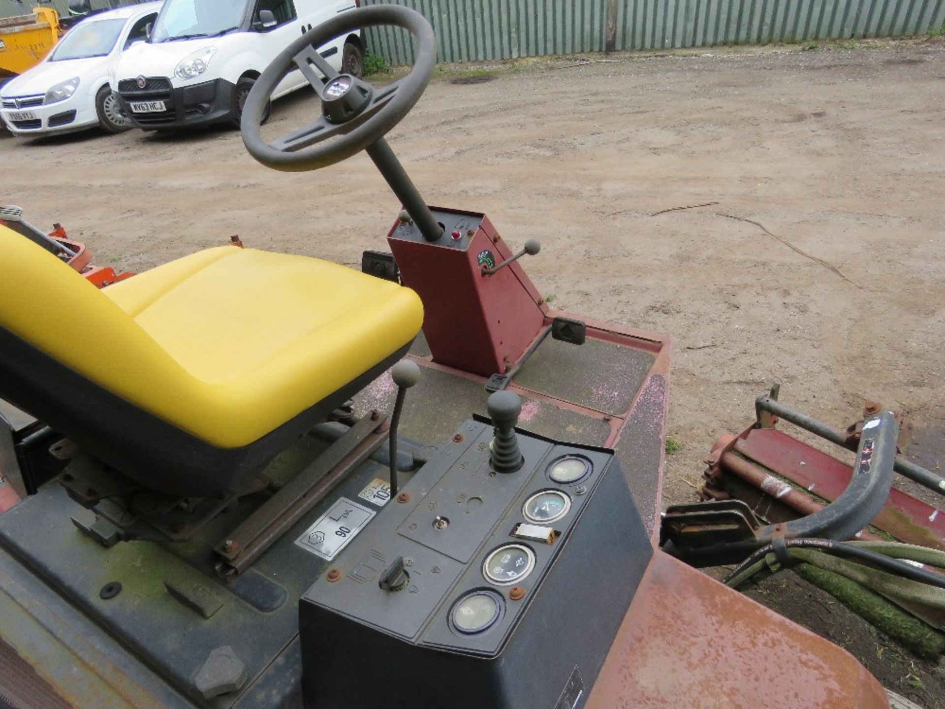 TORO 5 GANG RIDE ON MOWER, 2WD. WHNE TESTED WAS SEEN TO RUN, DRIVE AND MOWERS TURNED.....THIS LOT IS - Image 6 of 9