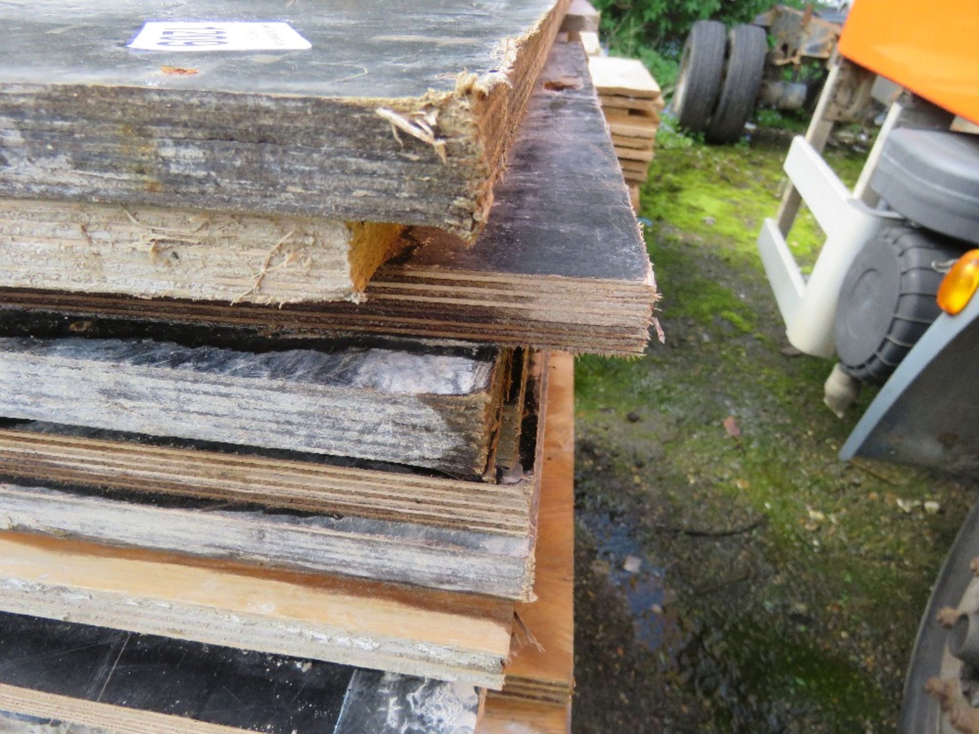 STACK OF APPROXIMATELY 40 NO PRE USED PLYWOOD SHEETS, ASSORTED SIZES. SOURCED FROM COMPANY LIQUIDATI - Image 2 of 4