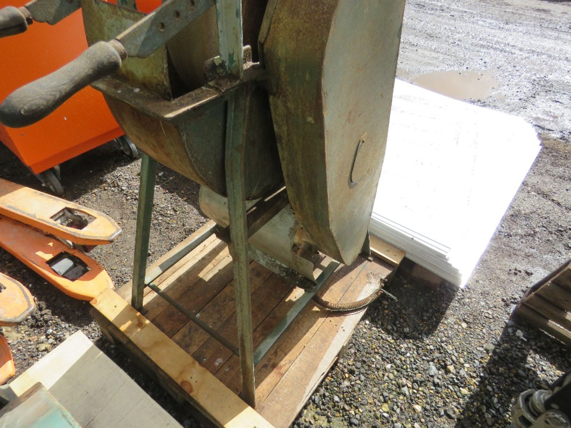 STONE GRINDER / SHARPENER, EX MOD. ....THIS LOT IS SOLD UNDER THE AUCTIONEERS MARGIN SCHEME, THEREFO - Bild 5 aus 5