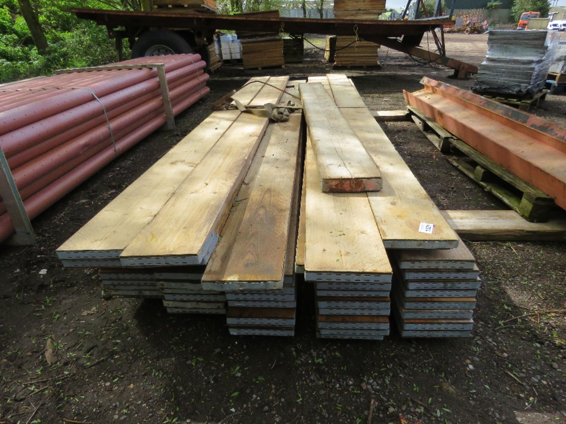 STACK OF SCAFFOLD BOARDS, MOST BEING 13FT LENGTH APPROX. SOURCED FROM COMPANY LIQUIDATION. - Image 3 of 5