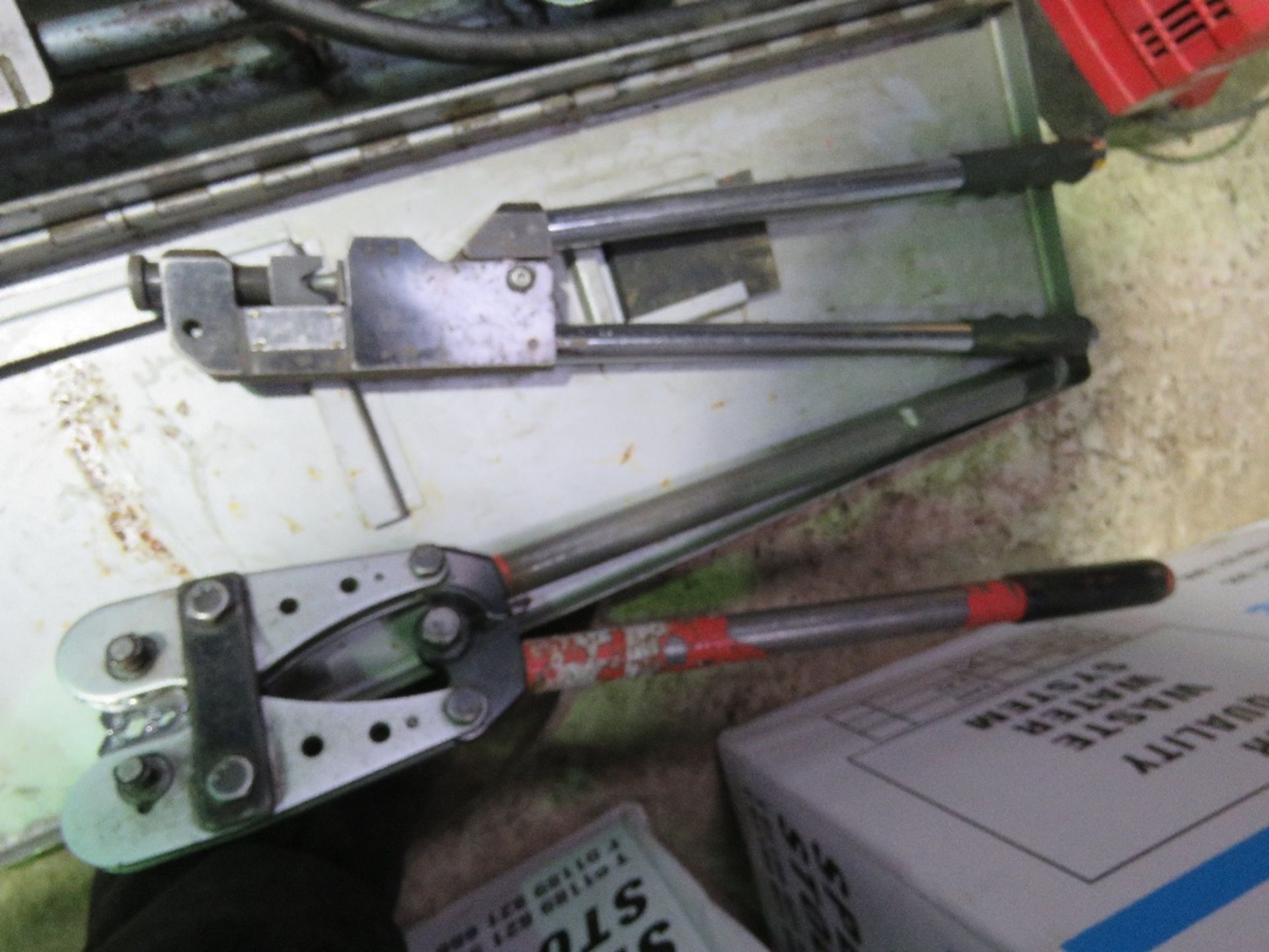 FOOT OPERATED HYDRAULIC PUMP PLUS 2 X HAND CRIMPERS.....THIS LOT IS SOLD UNDER THE AUCTIONEERS MARGI - Image 2 of 4